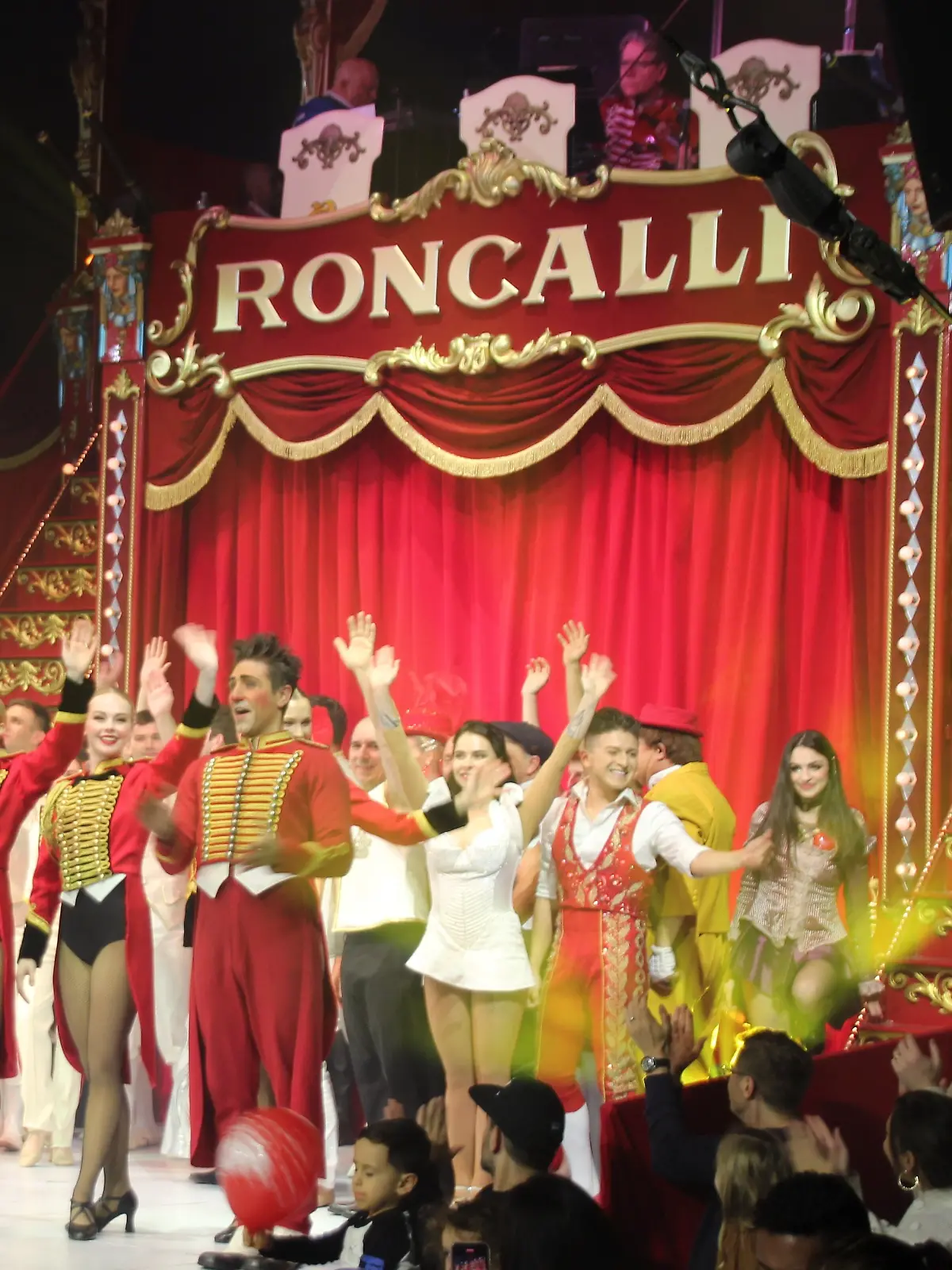 Nach einer Aufführung verabschieden sich die Artisten des Circus Roncalli von den Zuschauern. (Archiv) 