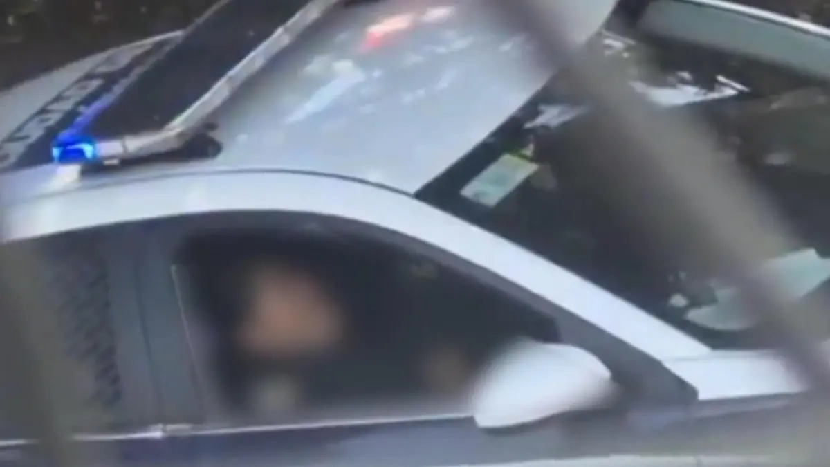 Achtung, hier KOMMT die Polizei! Sex-Beamter zeigt Fingerspitzengefühl Tatütata im Streifenwagen! 