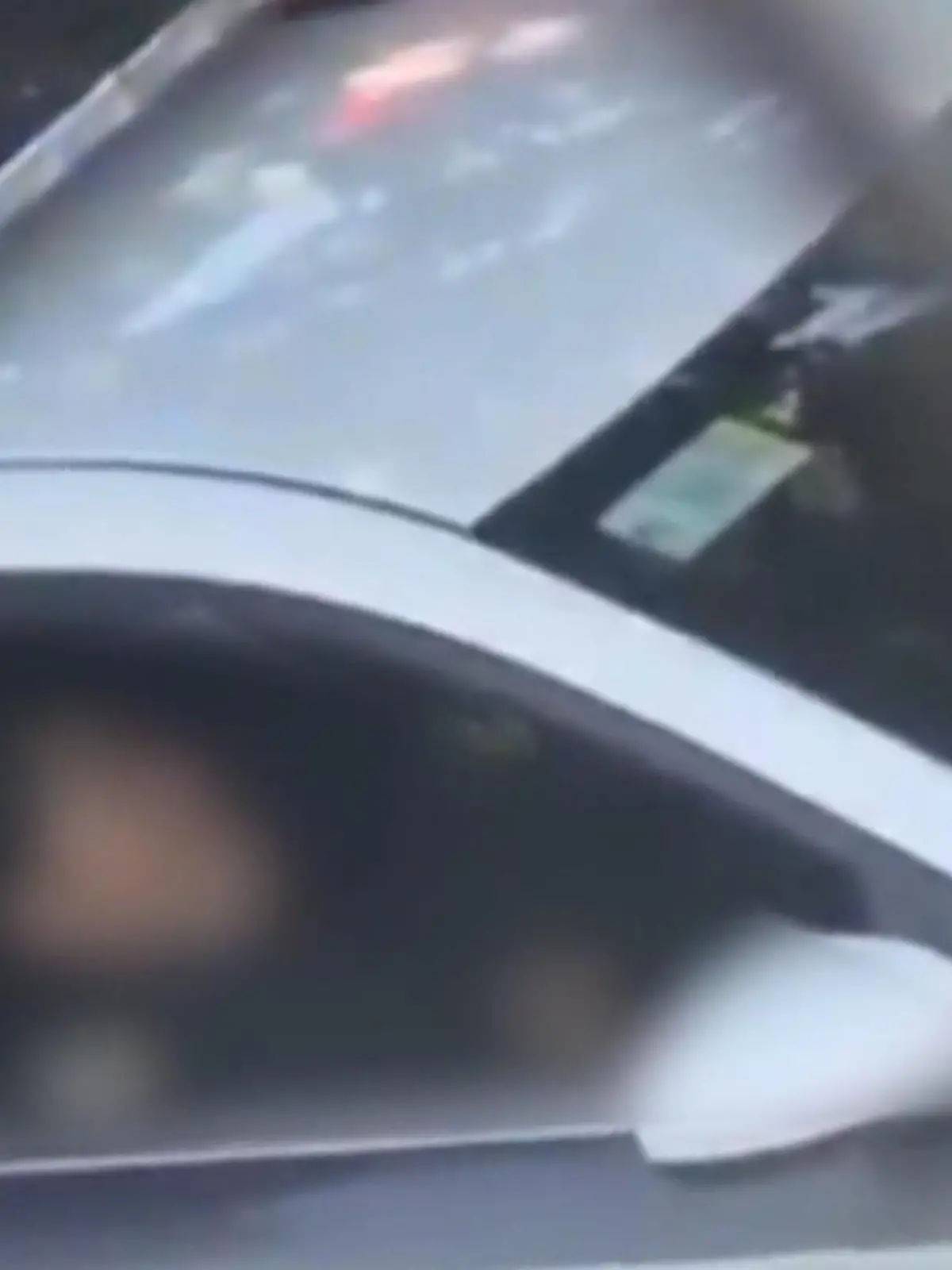 Achtung, hier KOMMT die Polizei! Sex-Beamte zeigt Fingerspitzengefühl