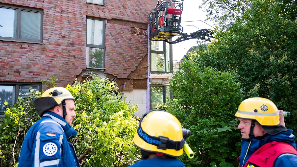 Bus rammt Haus in Lübeck - mehrere Verletzte