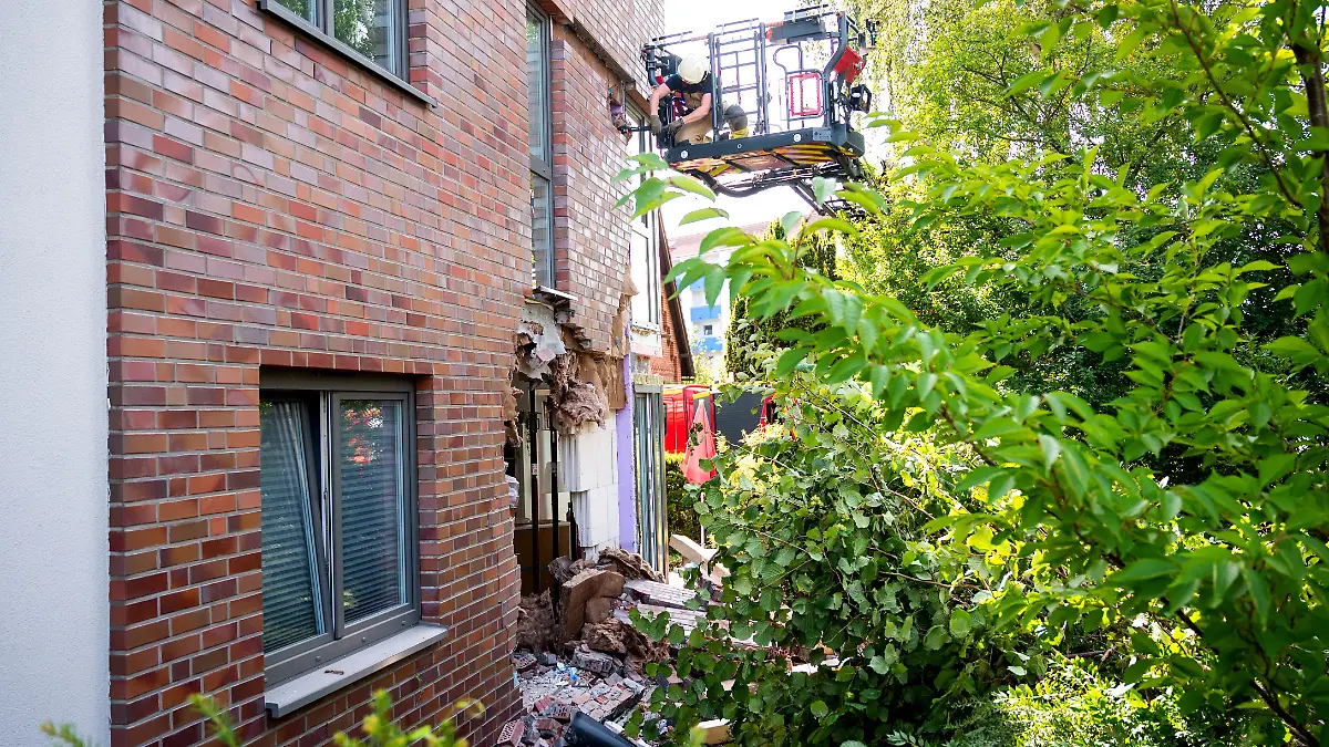 Bus rammt Haus in Lübeck - mehrere Verletzte