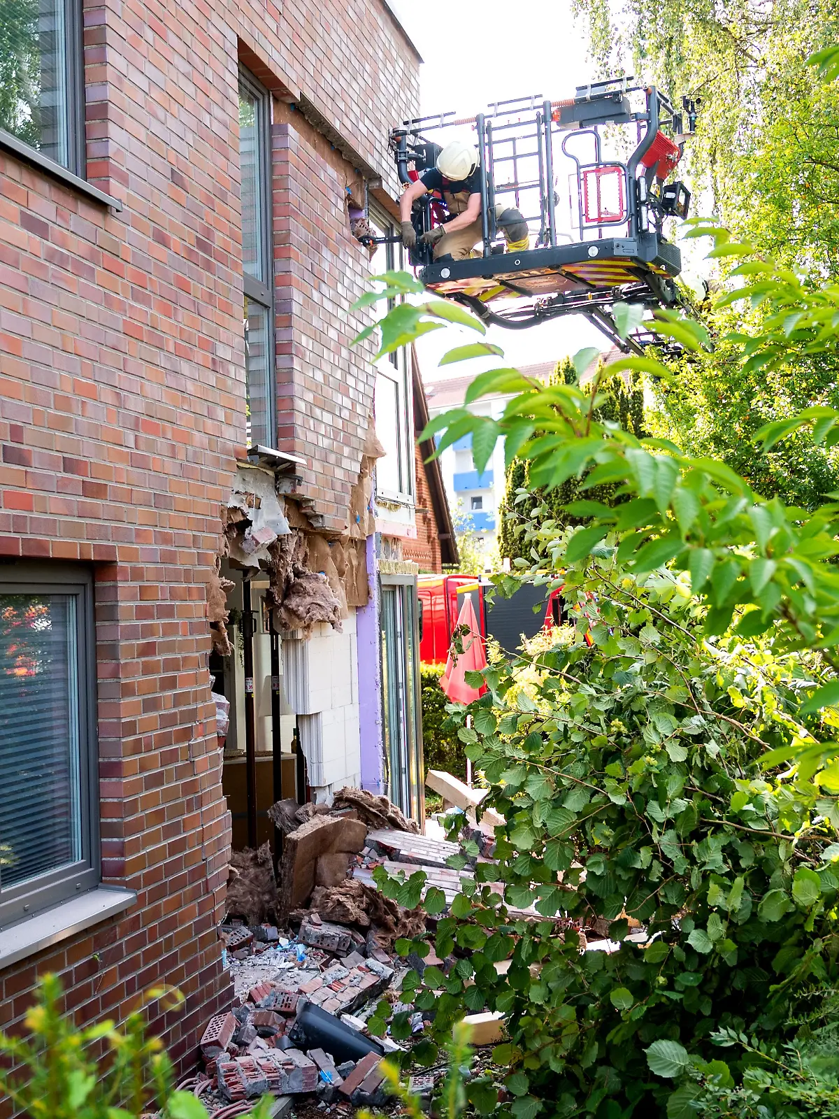 Bus rammt Haus in Lübeck - mehrere Verletzte