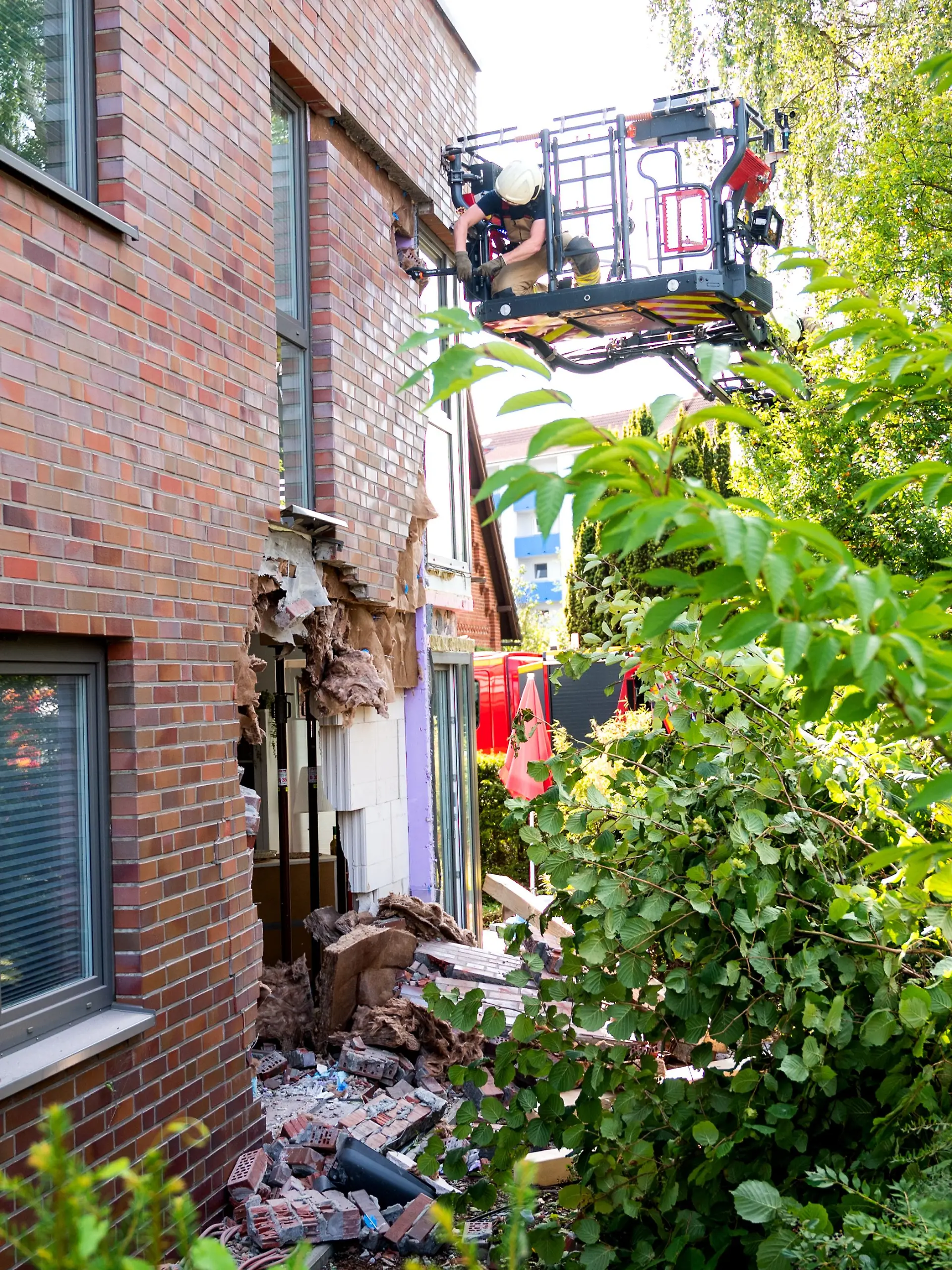 Bus rammt Haus in Lübeck - mehrere Verletzte