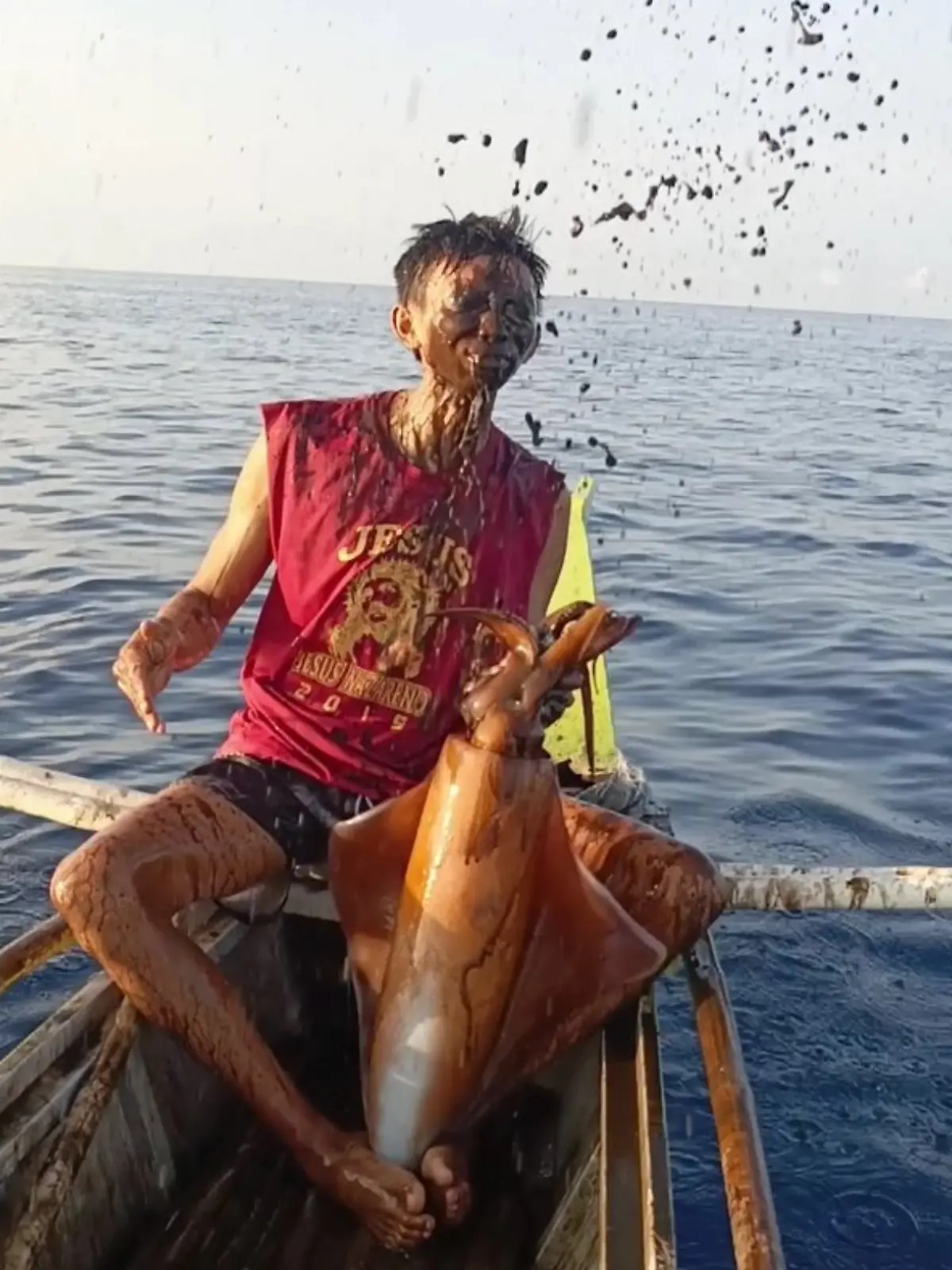 Ein philippinischer Fischer präsentiert stolz seinen spektakulären Fang: Einen Riesen-Kalmar. Doch der hat ganz andere Pläne. Wie der Meeresbewohner mit einer zielsicheren Ladung Tinte kontert, seht ihr im Video. 