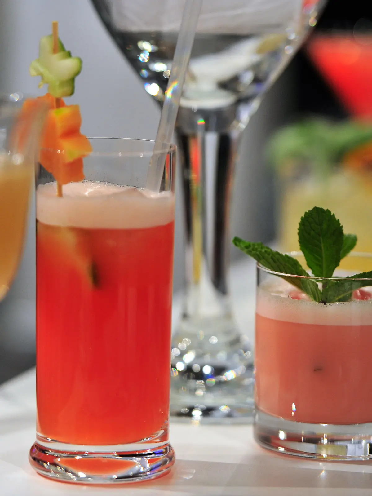 ARCHIV - Fertig gemixte Cocktails stehen am 25.07.2011 in Frankfurt am Main bei der Deutschen Cocktail-Meisterschaft auf einem Tisch. Auch Cocktails sind der Mode unterworfen - der neue Trendcocktail heißt Hugo. Ungebrochen beliebt bleiben Cosmopolitan, Mai Tai und Caipirinha. Foto: Marc Tirl dpa/lhe (zu lsw «Cocktail-Experte: Hugo ist im Kommen» vom 29.12.2011)  +++(c) dpa - Bildfunk+++
