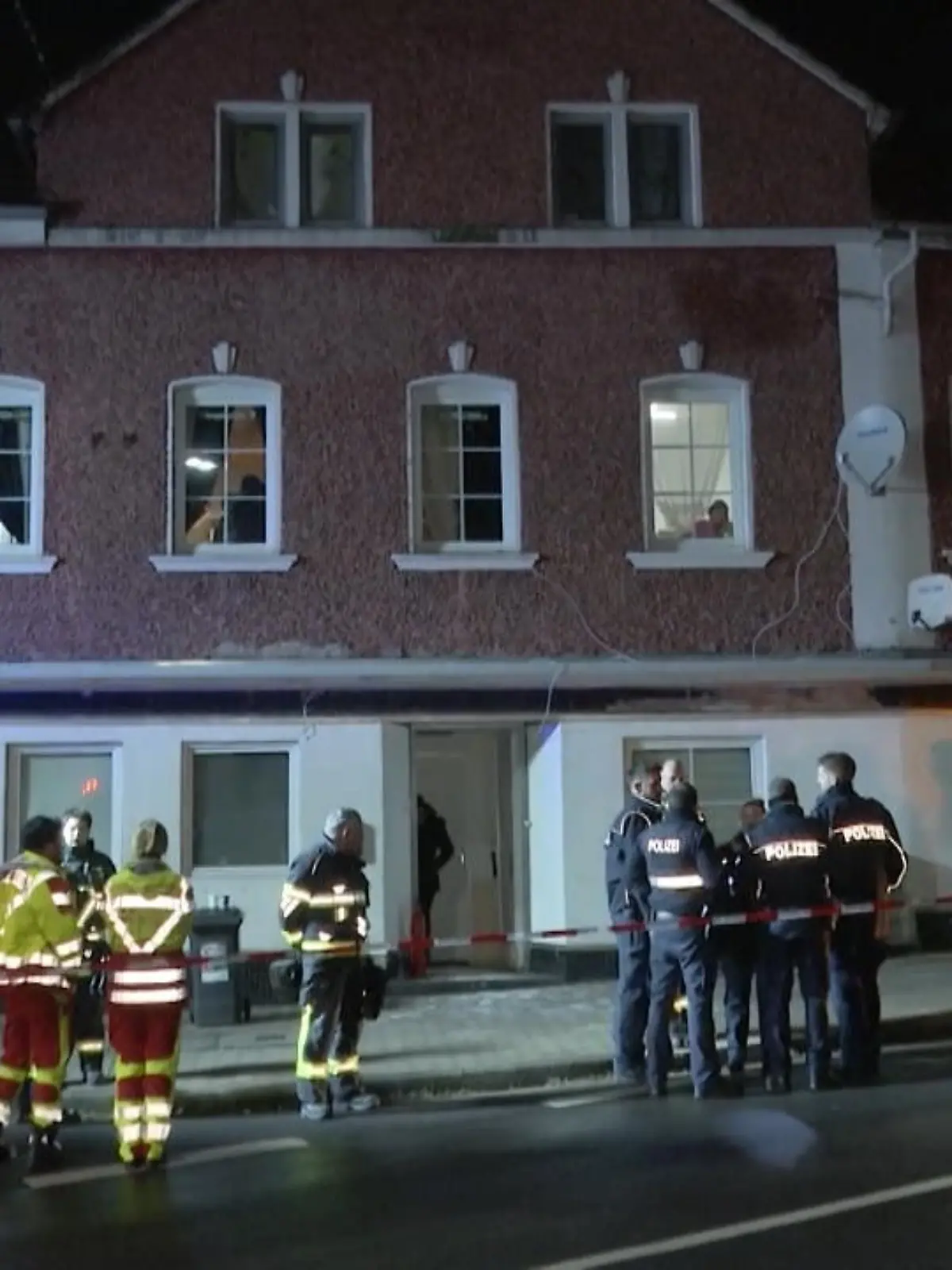 In einem Wohnhaus in Schiffweiler (Saarland) haben Bewohner eine schreckliche Entdeckung gemacht: In der Nähe der Mülltonnen fanden sie eine giftige Schlange. Einsatzkräfte durchsuchten das Haus und die Wohnung des Besitzers: dort fanden sie viele tote und lebendige Tiere, die gefährlich sind.
