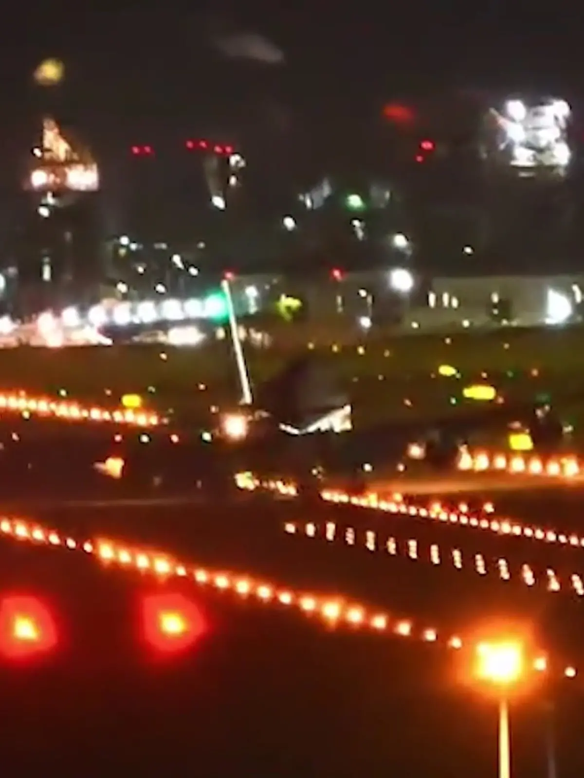 Bild zu: "Funken am Triebwerk! Boeing 747 muss während Taifun landen"