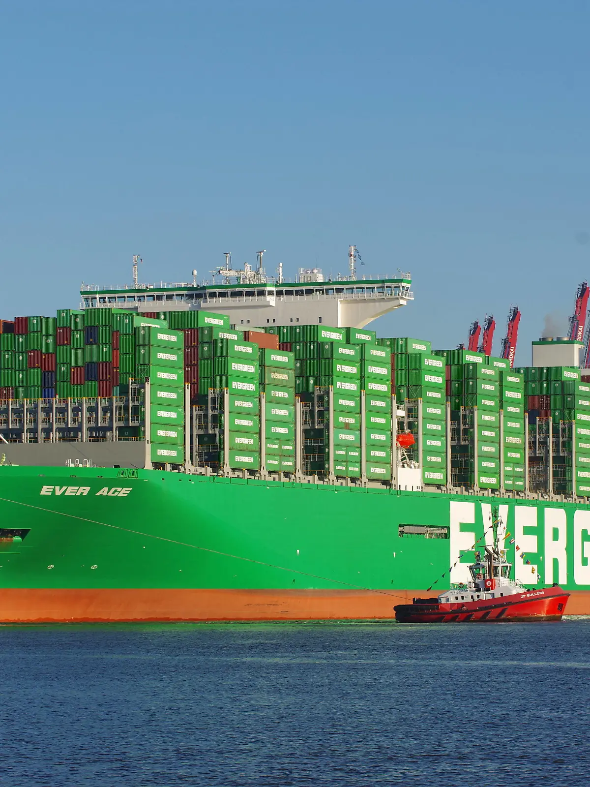  Die Ever Ace Reederei Evergreen, das aktuell größte Containerschiff der Welt, läuft in den Hamburger Hafen ein. *** The Ever Ace shipping company Evergreen , currently the largest container ship in the world, enters the Port of Hamburg