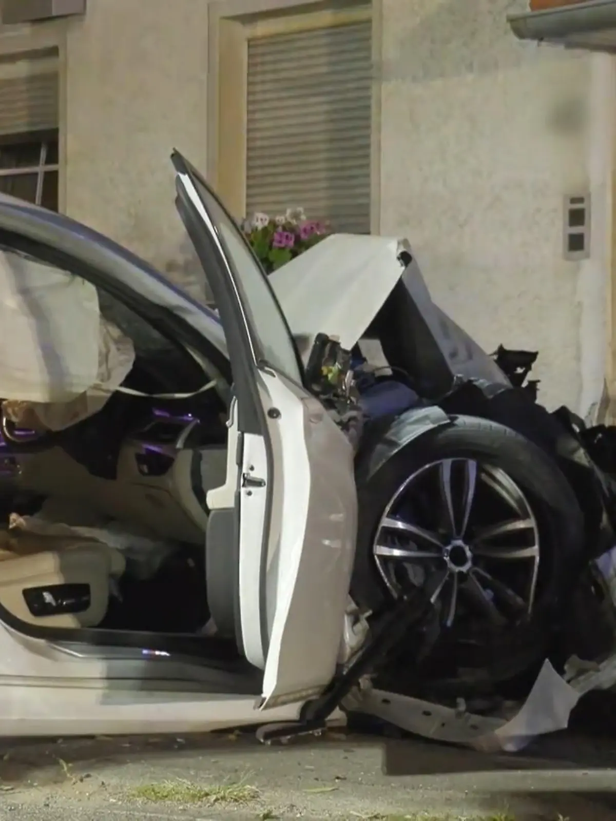 Bild zu: "Auto kracht in Hauswand"