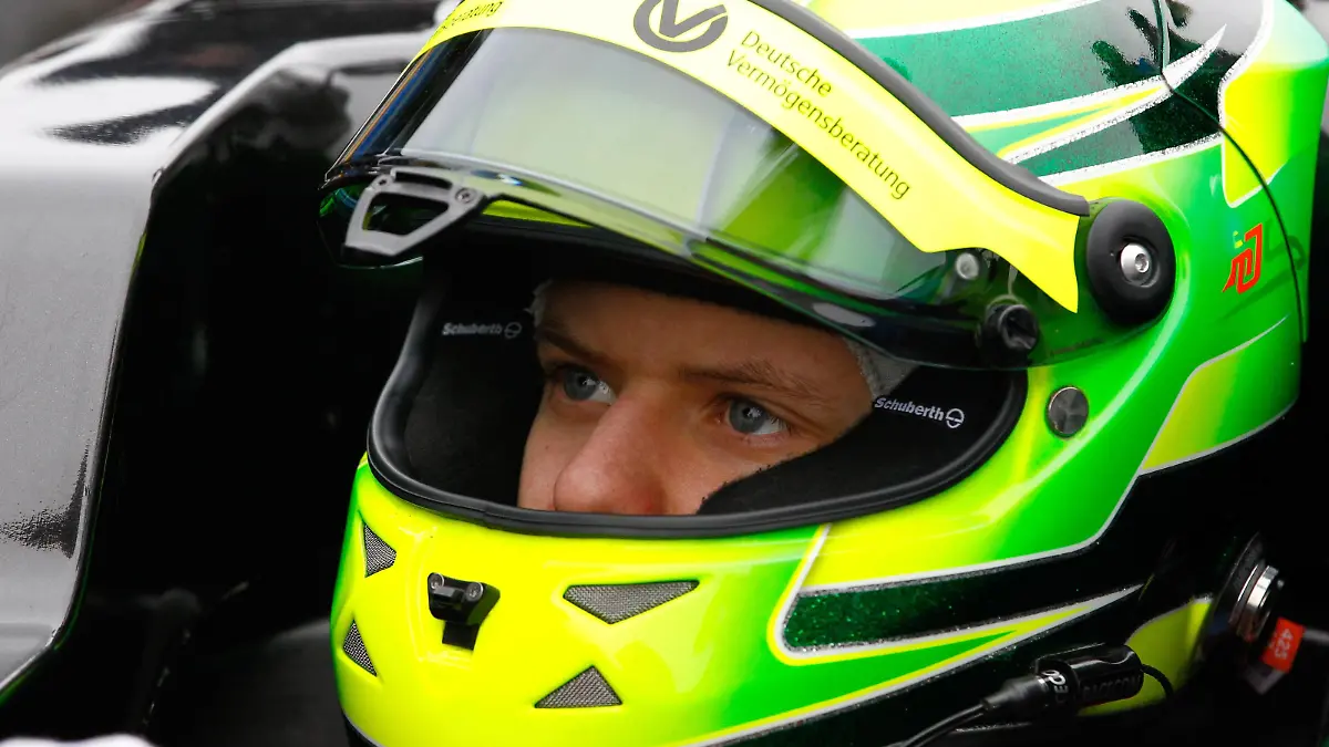 Mick Schumacher (Van Amersfoort Racing) - ADAC Formel 4 Media Day Testfahrten in der Motorsport Arena in Oschersleben - Portrait,Deutschland, Motorsport, Mann, Männer,08.04.2015Mick Schumacher van Amersfoort Racing ADAC Formula 4 Media Day Test drives in the motor aviation Arena in Oschersleben Portrait Germany motor aviation Man Men 08 04 2015