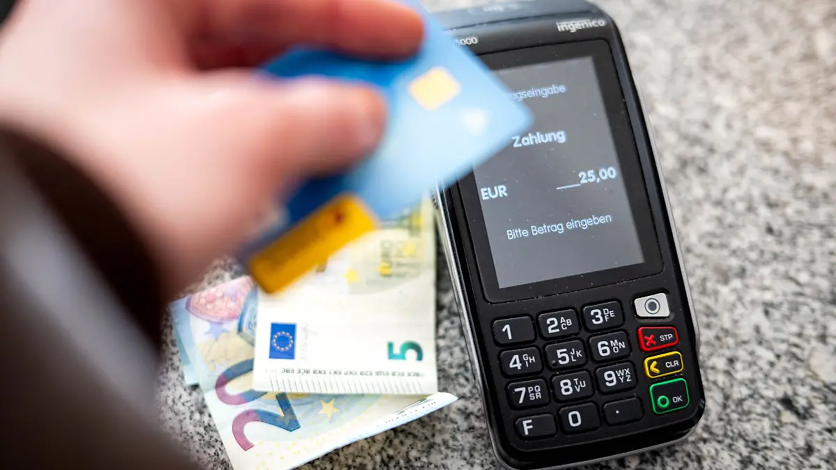 Sowohl zu Hause als auch im Ausland greift zum Bezahlen nur noch gut ein Drittel der Deutschen auf Bargeld zurück. (Symbolbild)
