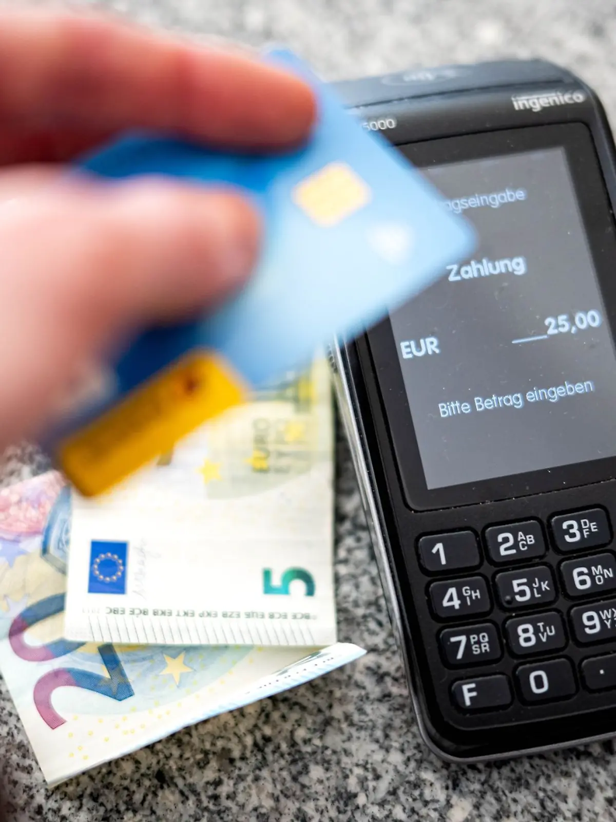 Bild zu: "Cash oder Karte – so zahlt ihr in eurem Urlaubsland am besten "