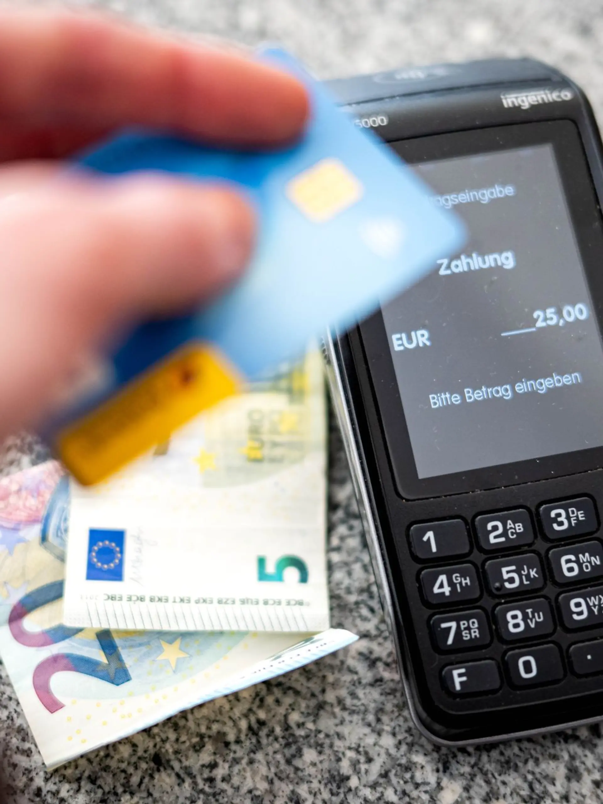 Bild zu: "Cash oder Karte – so zahlt ihr in eurem Urlaubsland am besten "