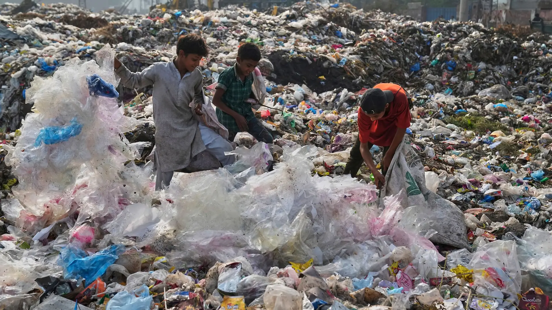 Plastikabfall wird auch exportiert und sorgt in vielen Entwicklungsländern für Probleme. (Archivbild)