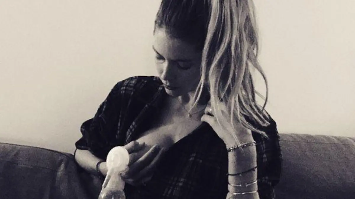 Doutzen Kroes beim Milch-Abpumpen
