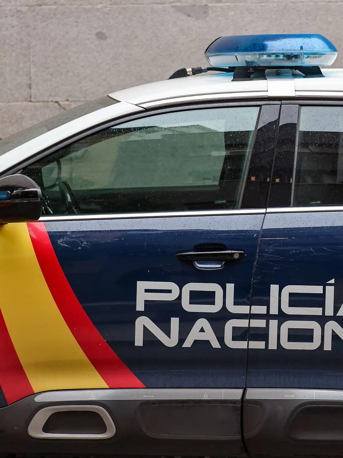  Ein Streifenwagen der Polizei Policia Nacional steht in einer Straße in Madrid.