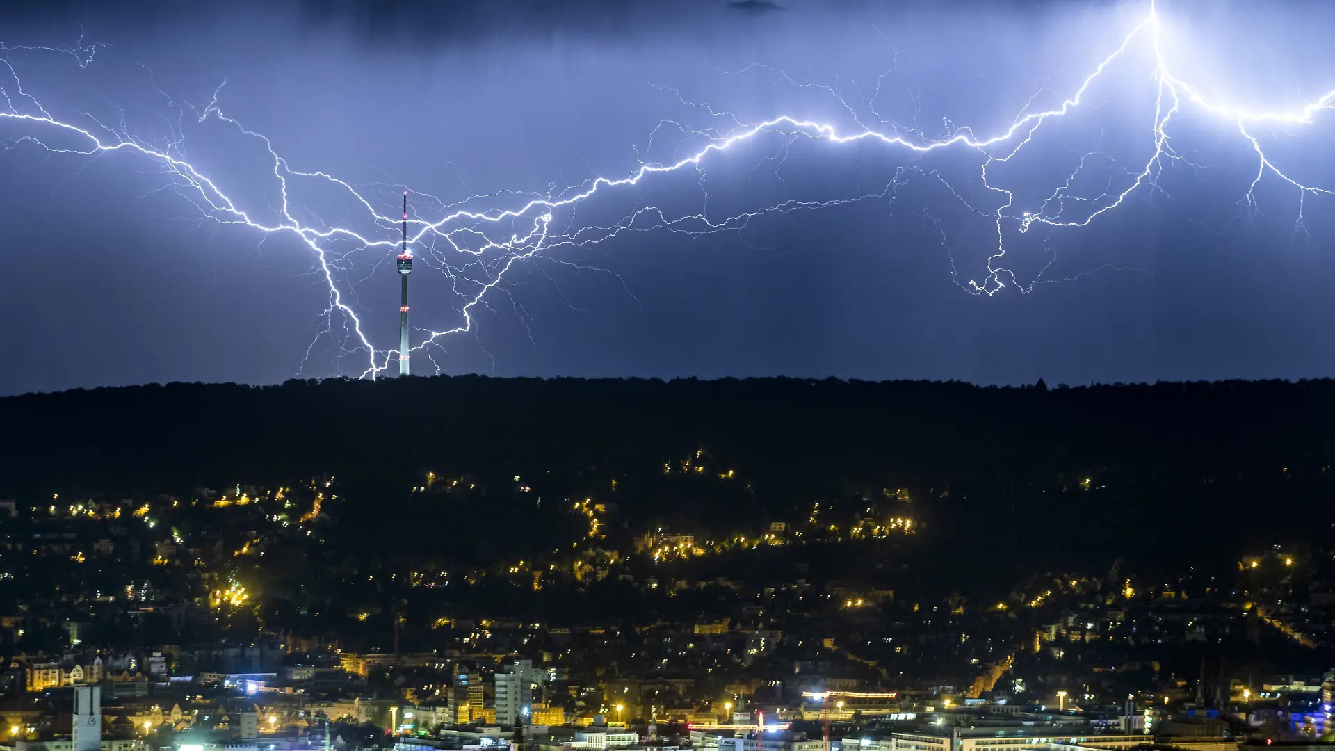 News Themen der Woche KW30 News Bilder des Tages Blitzspektakel über dem Stuttgarter Fernsehturm in der Nacht Stuttgart