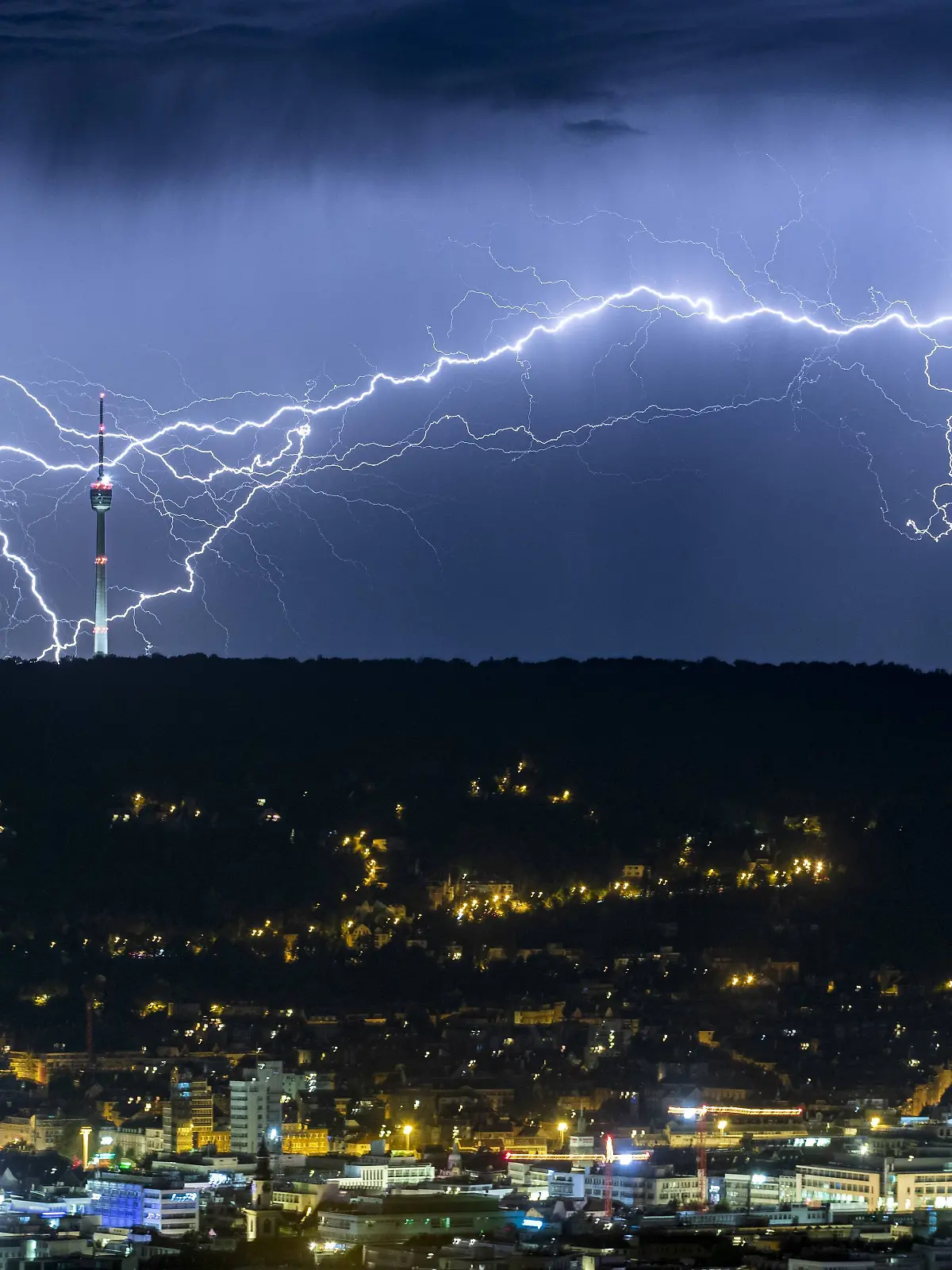 News Themen der Woche KW30 News Bilder des Tages Blitzspektakel über dem Stuttgarter Fernsehturm in der Nacht Stuttgart