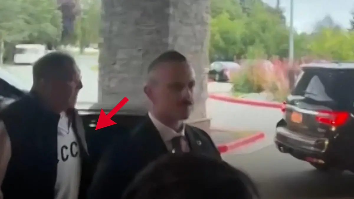 Bei Verhandlungen in Alaska! Russlands Außenminister Lawrow sorgt mit Pullover für Skandal Es geht um ein Ende des Ukraine-Kriegs