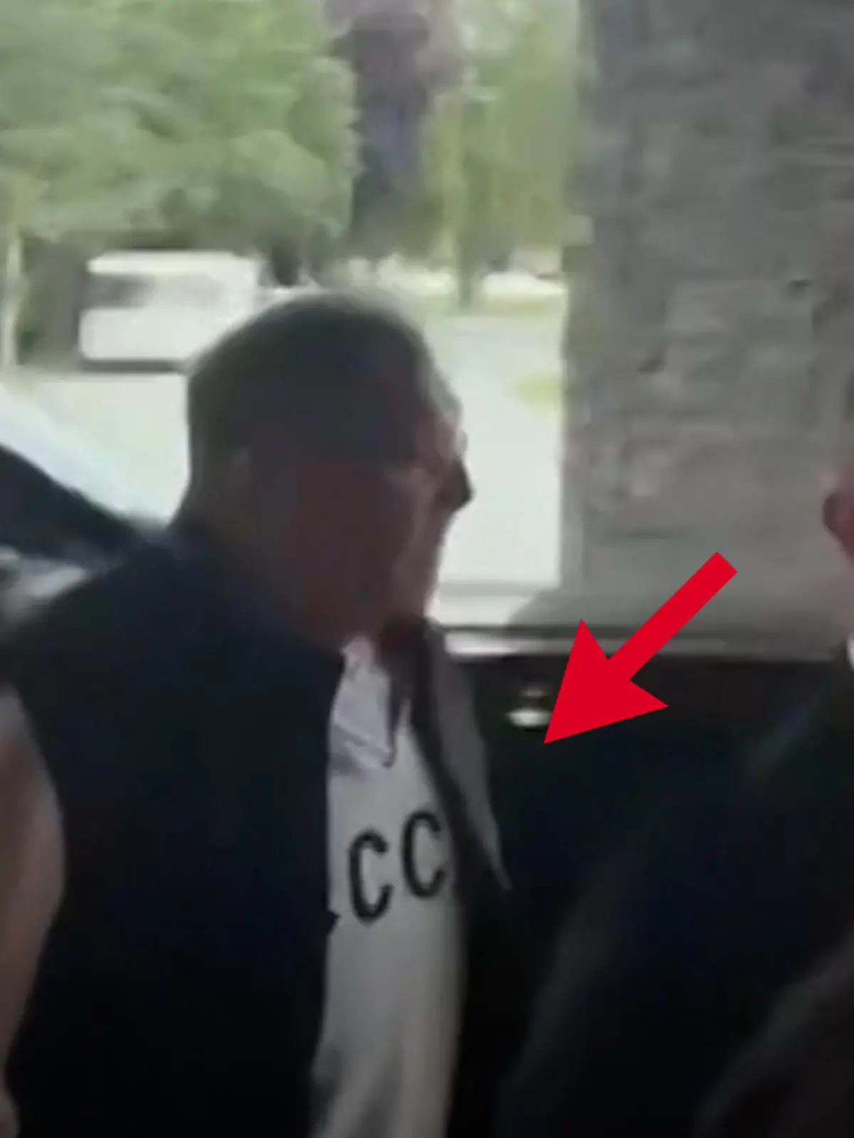 Bild zu: "Bei Verhandlungen in Alaska! Russlands Außenminister Lawrow sorgt mit Pullover für Skandal"