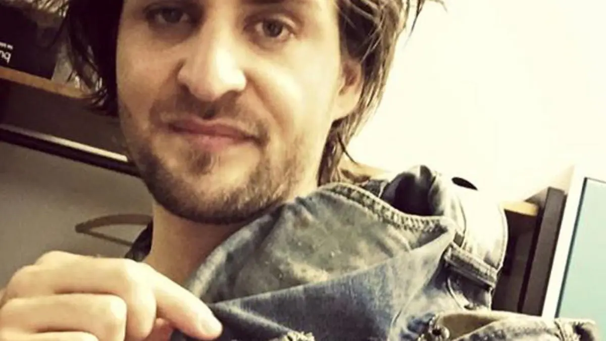 Alexander Klaws' Hose hat ein Loch