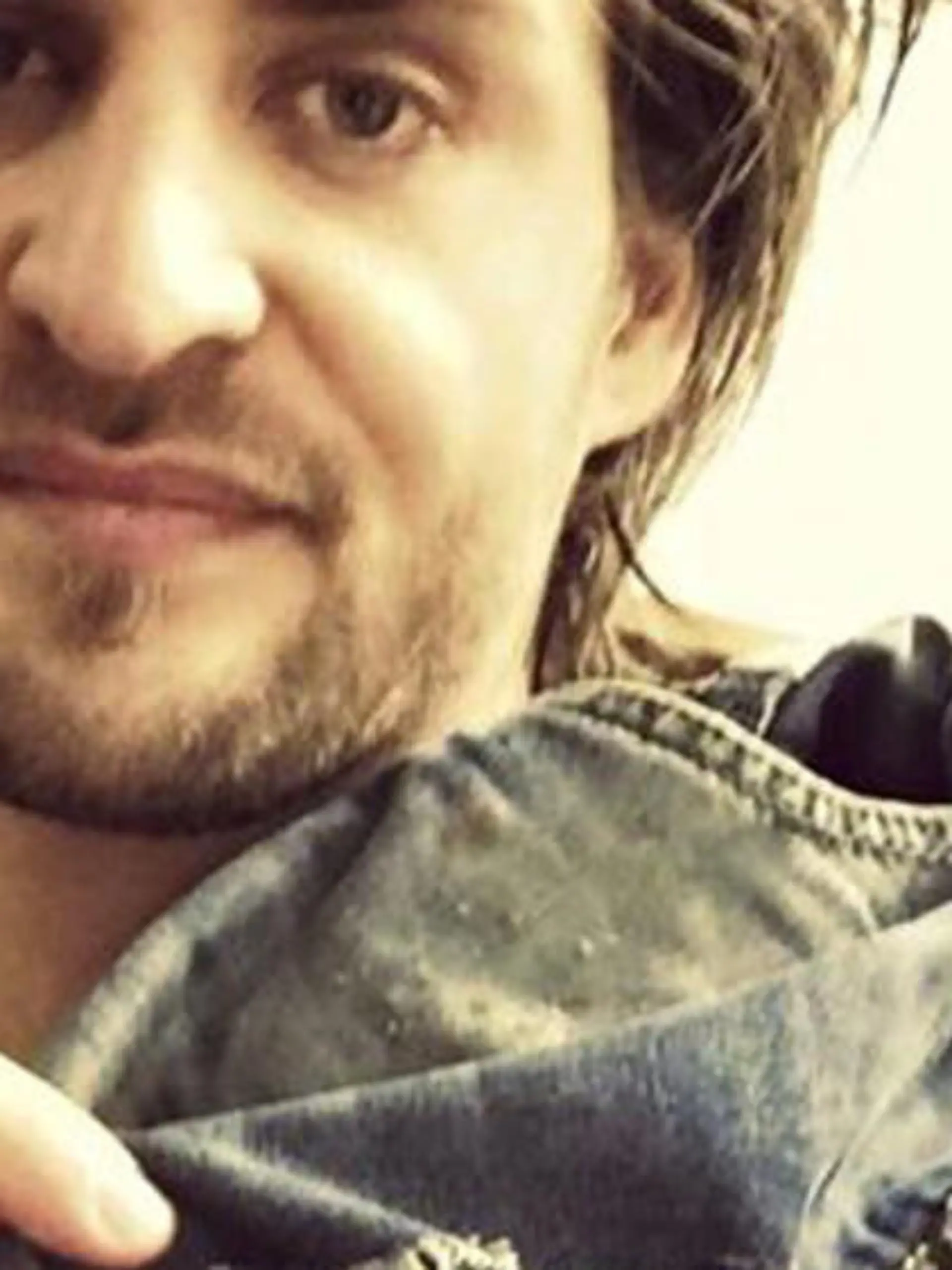 Alexander Klaws' Hose hat ein Loch