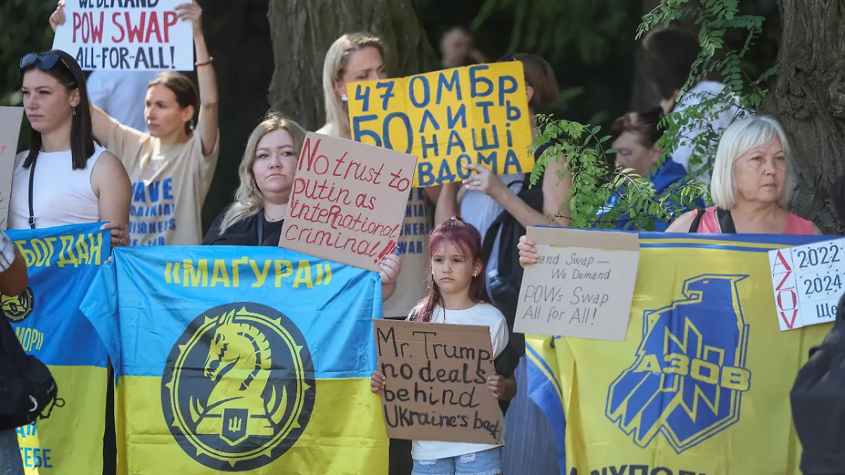 epi_1000099145_REUTERSFOTO_2025-08-15T092339Z 629807507 RC2L7GARUFN7 RTRMADP 3 UKRAINE-CRISIS-SUMMIT-RALLY.JPG_Activists take part .jpg