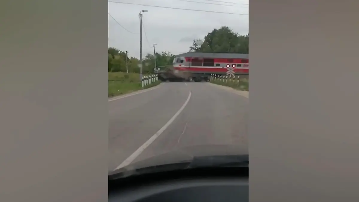 XXL-Crash am Bahnübergang! Hier rast ein Zug ungebremst in einen Lkw Da hilft auch keine Vollbremsung mehr