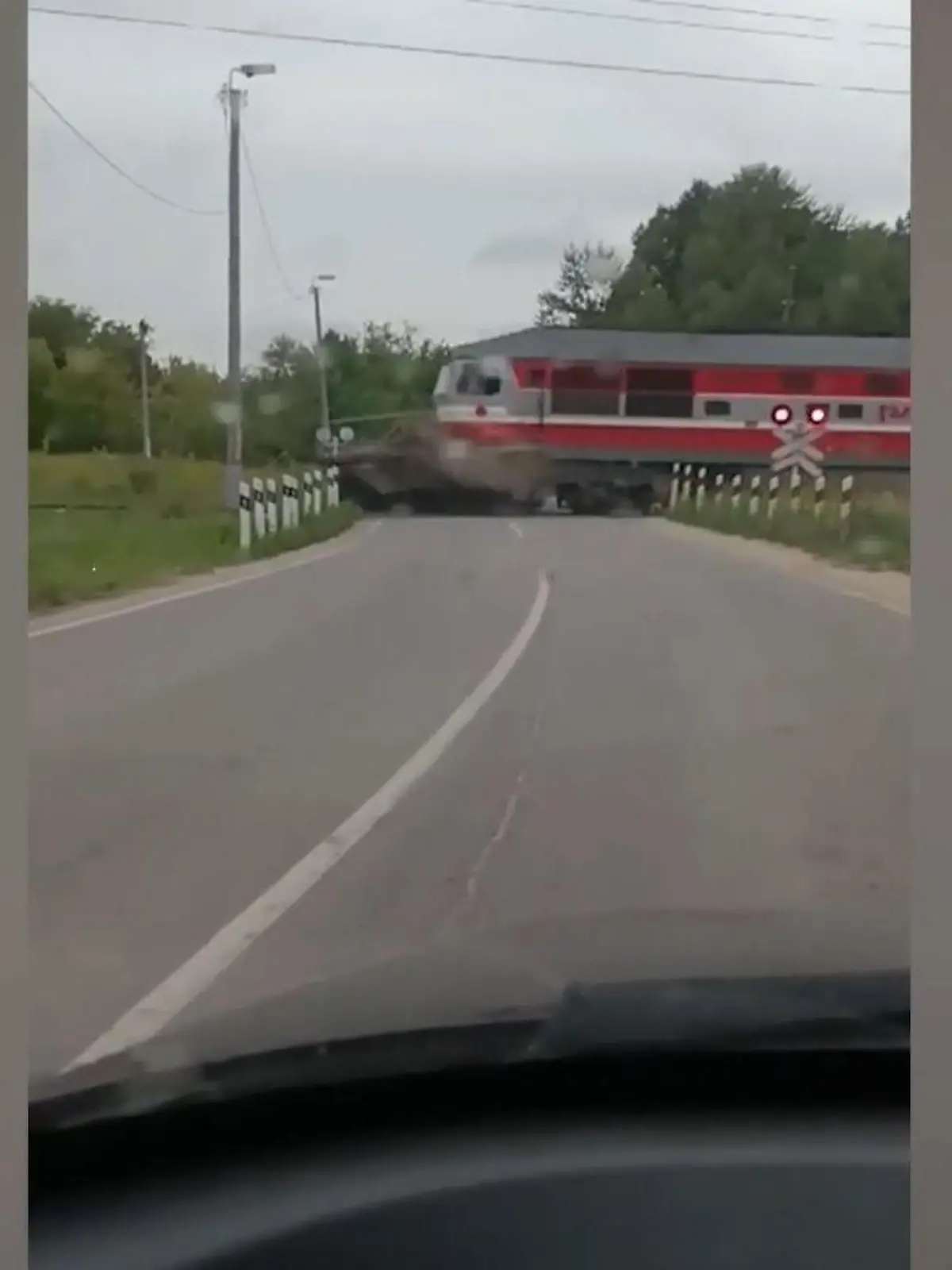 Bild zu: "Lkw schmiert auf Bahnübergang ab - dann kommt der Zug!"