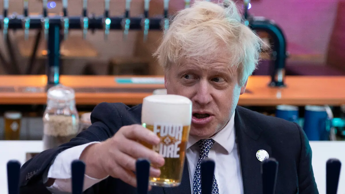 ARCHIV - 27.10.2021, Großbritannien, London: Boris Johnson, Premierminister von Großbritannien, hält bei einem Besuch in der Fourpure-Brauerei ein Bier in der Hand. Zum Feierabend auf zwei Pints in den Pub, das ist in Großbritannien seit langem für viele liebgewonnene Tradition. Die Kneipen sind Kontaktbörse und Informationsbasar. Aber «Partygate» macht deutlich: Alkohol ist auch ein Problem und das ist längst in der Downing Street selbst angekommen. (Zum dpa KORR zur Britischen Politik und dem Alkohol vom 22.1.2022) Foto: Dan Kitwood/PA Wire/dpa +++ dpa-Bildfunk +++