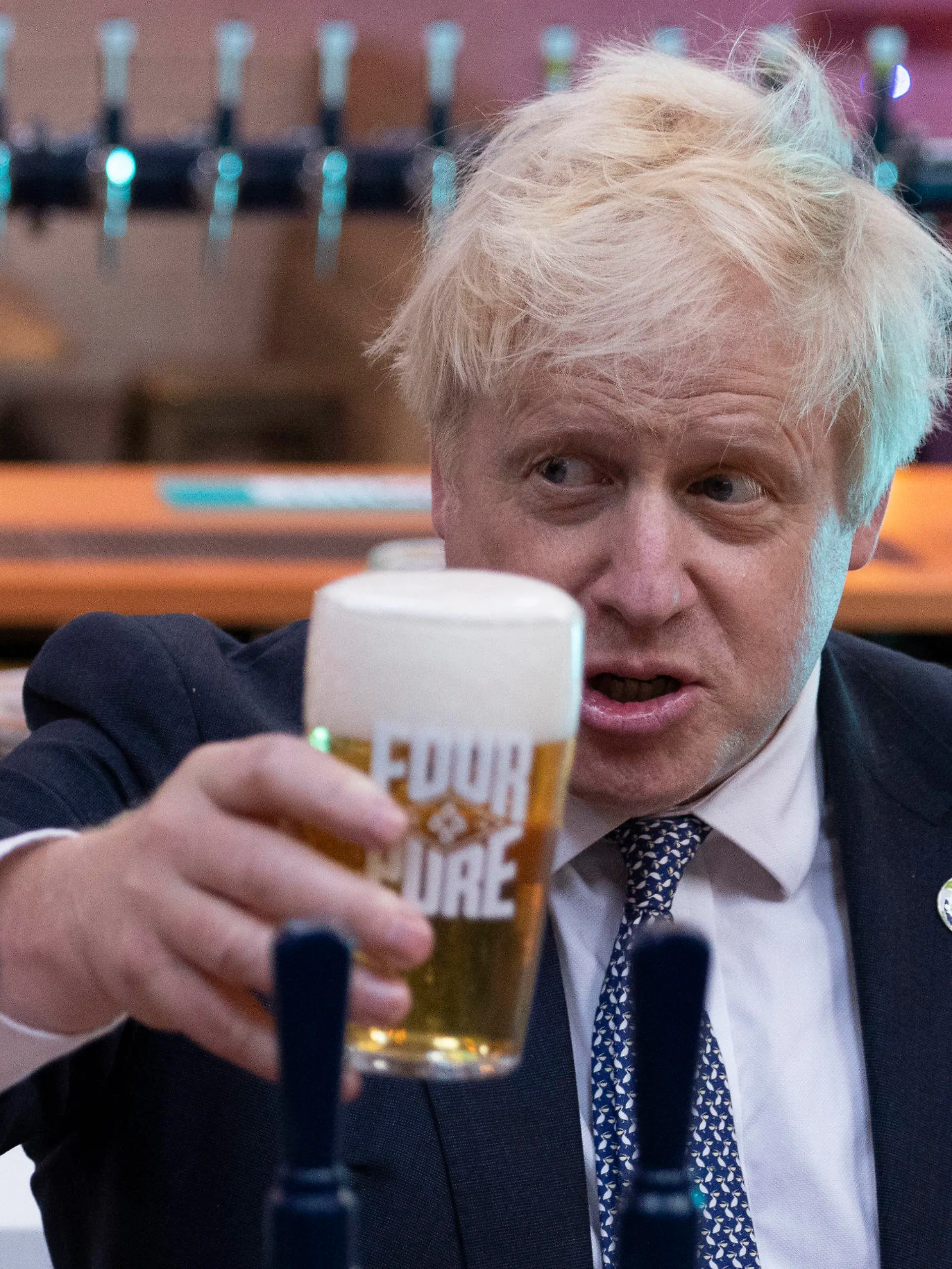 ARCHIV - 27.10.2021, Großbritannien, London: Boris Johnson, Premierminister von Großbritannien, hält bei einem Besuch in der Fourpure-Brauerei ein Bier in der Hand. Zum Feierabend auf zwei Pints in den Pub, das ist in Großbritannien seit langem für viele liebgewonnene Tradition. Die Kneipen sind Kontaktbörse und Informationsbasar. Aber «Partygate» macht deutlich: Alkohol ist auch ein Problem und das ist längst in der Downing Street selbst angekommen. (Zum dpa KORR zur Britischen Politik und dem Alkohol vom 22.1.2022) Foto: Dan Kitwood/PA Wire/dpa +++ dpa-Bildfunk +++