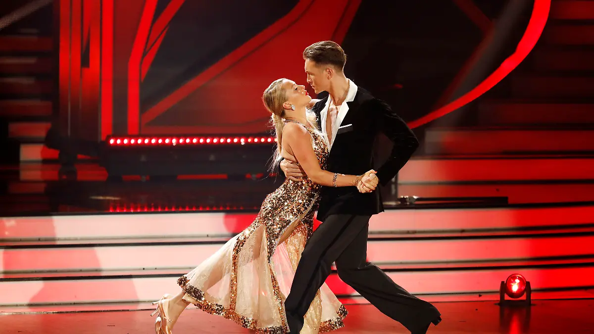 Auf dem „Let’s Dance”-Parkett ein Traumpaar: Evelyn Burdecki und Evgeny Vinokurov.