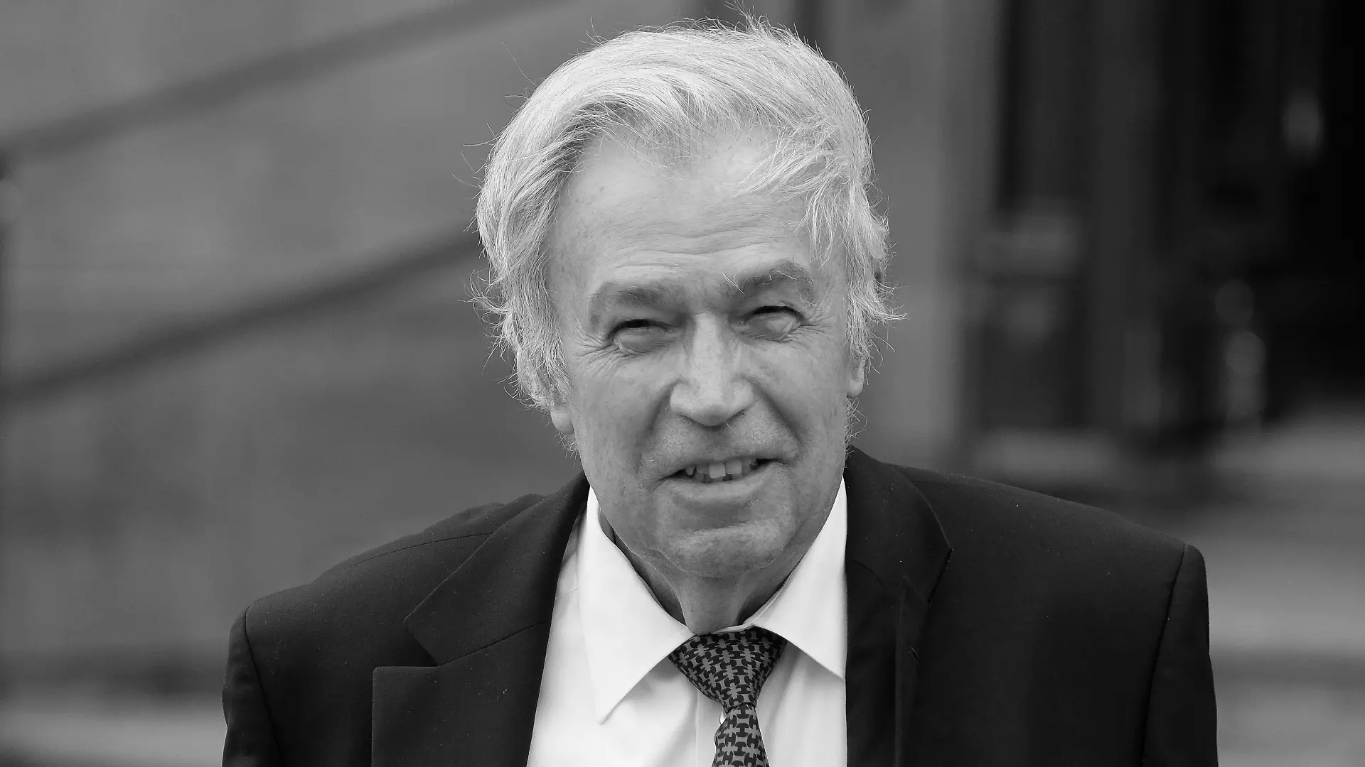 06.07.2015, Hamburg: Der ehemalige Showmaster Rainer Holbe verlässt am 08.07.2015 in Hamburg die Trauerfeier für den verstorbenen Bandleader James Last in der Michaeliskirche.