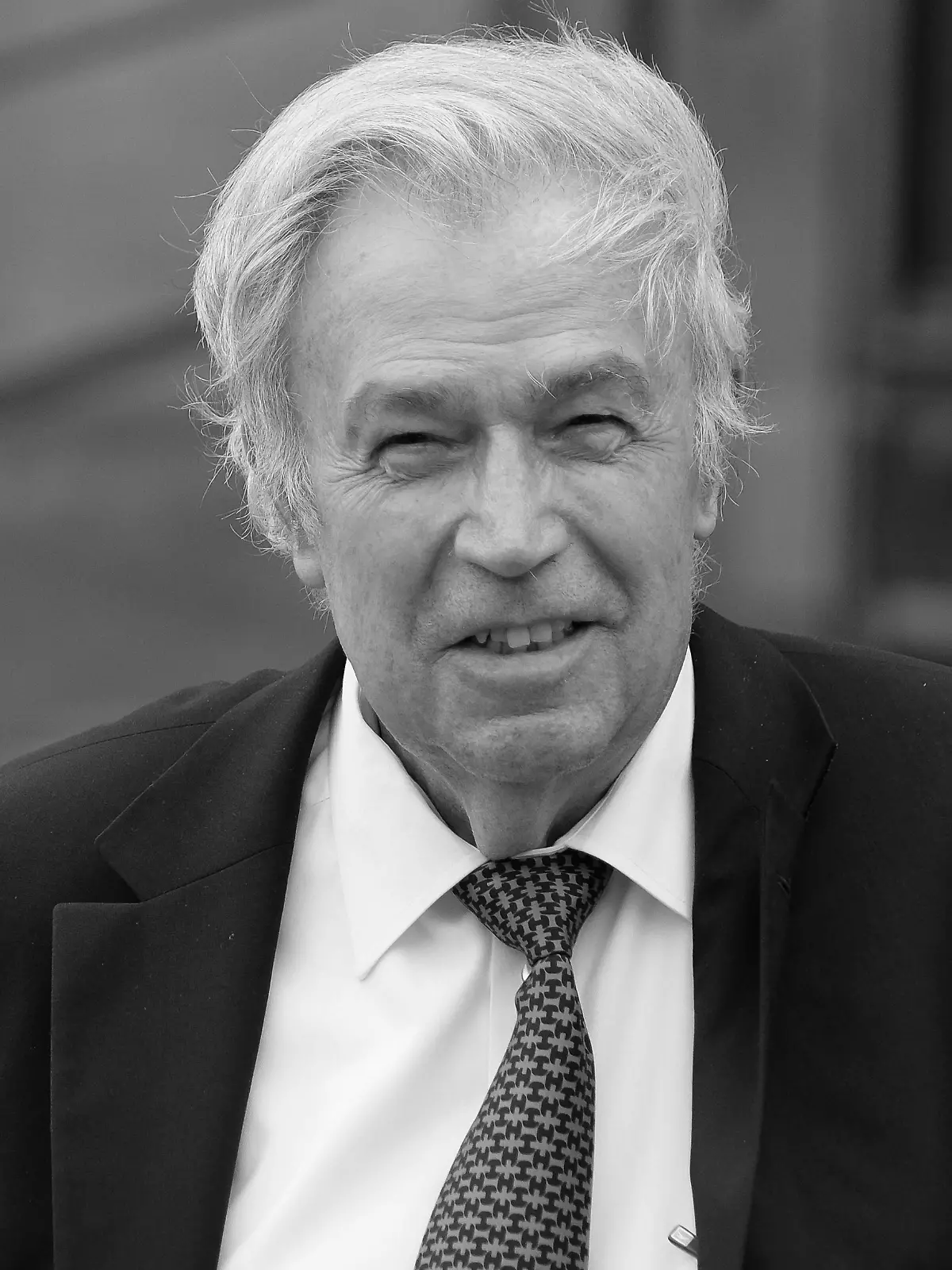 06.07.2015, Hamburg: Der ehemalige Showmaster Rainer Holbe  verlässt am 08.07.2015 in Hamburg die Trauerfeier für den verstorbenen Bandleader James Last in der Michaeliskirche.