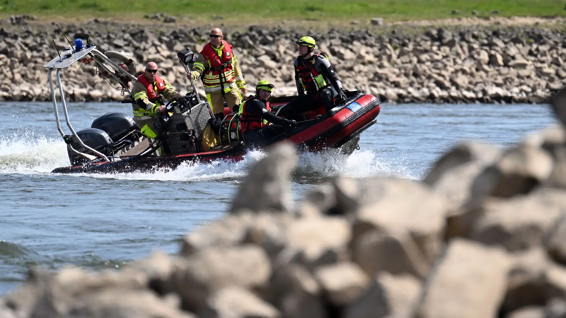 Acht Rettungsboote mit Feuerwehrleuten suchten nach dem Schwimmer. (Symbolfoto)