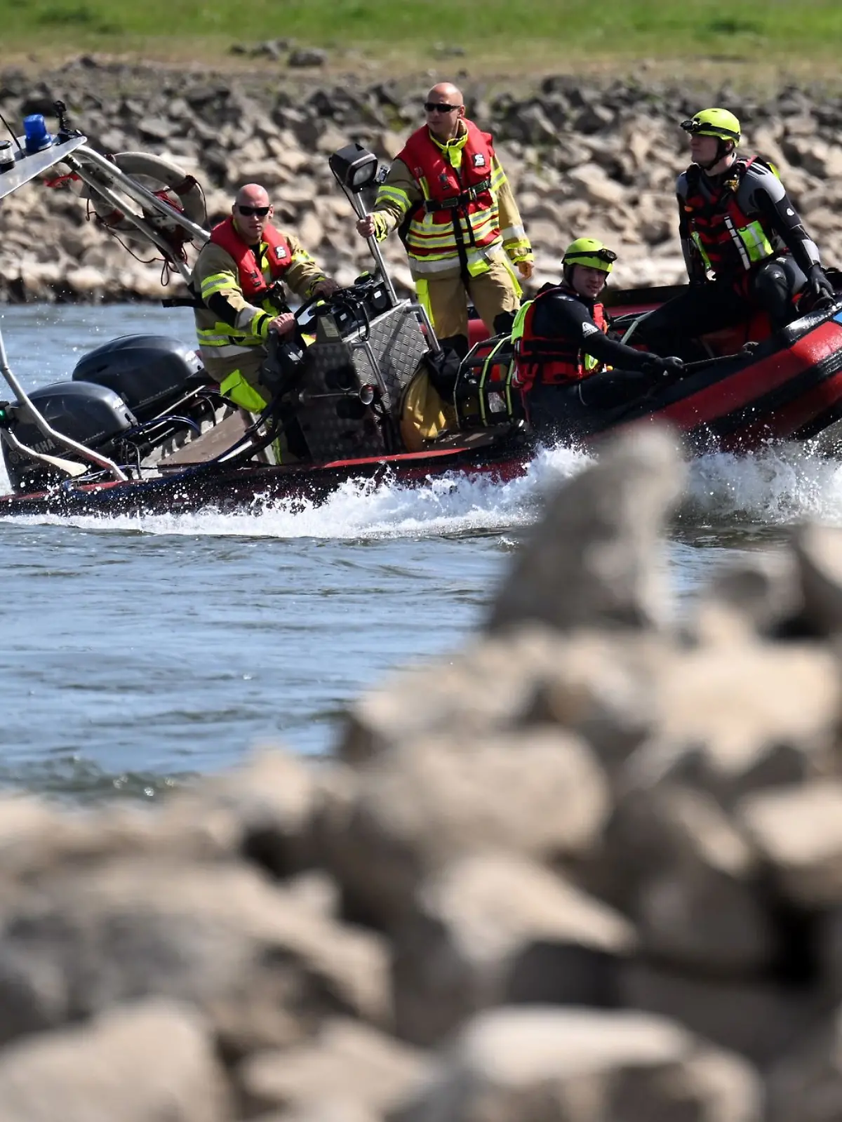 Acht Rettungsboote mit Feuerwehrleuten suchten nach dem Schwimmer. (Symbolfoto)