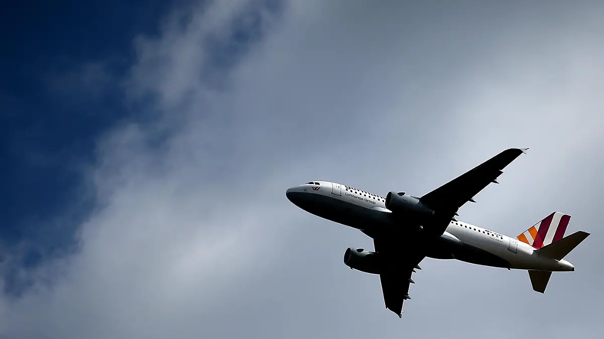 Ein Airbus der Germanwings startet 30.03.2015 in Köln (Nordrhein-Westfalen). Ein Airbus A320 der Germanwings war am 24.03.2015 in den französischen Alpen abgestürzt. Beim Absturz von Flug 4U 9525 kamen 150 Menschen ums Leben. Foto: Oliver Berg/dpa +++(c) dpa - Bildfunk+++