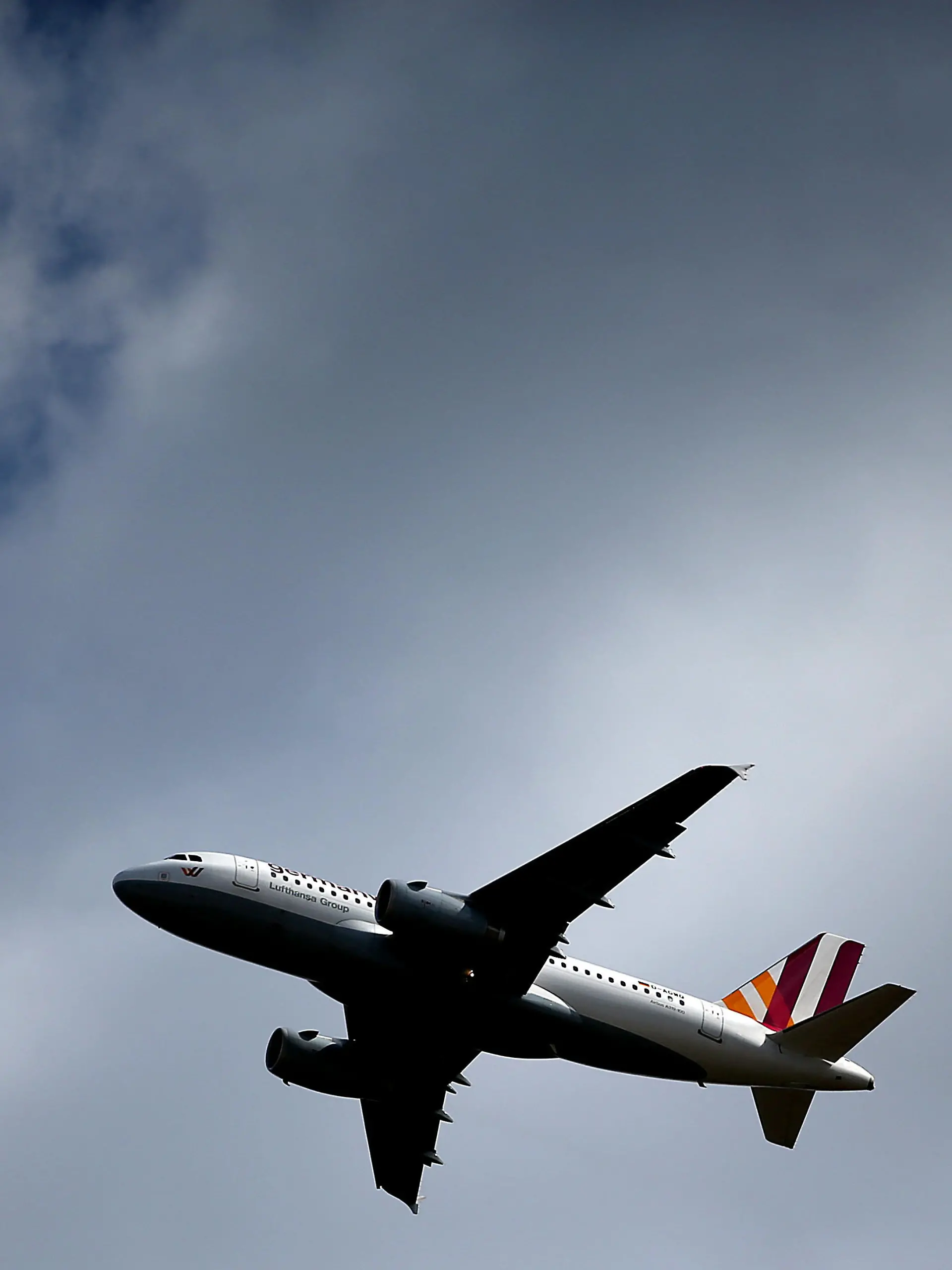 Ein Airbus der Germanwings startet 30.03.2015 in Köln (Nordrhein-Westfalen). Ein Airbus A320 der Germanwings war am 24.03.2015 in den französischen Alpen abgestürzt. Beim Absturz von Flug 4U 9525 kamen 150 Menschen ums Leben. Foto: Oliver Berg/dpa +++(c) dpa - Bildfunk+++