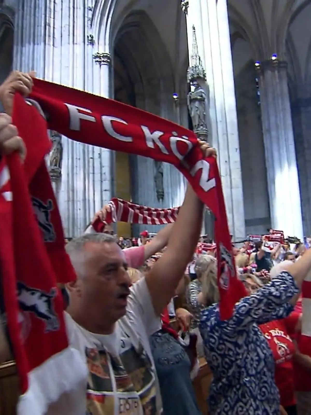 Bild zu: "1. FC Köln feiert im Dom"