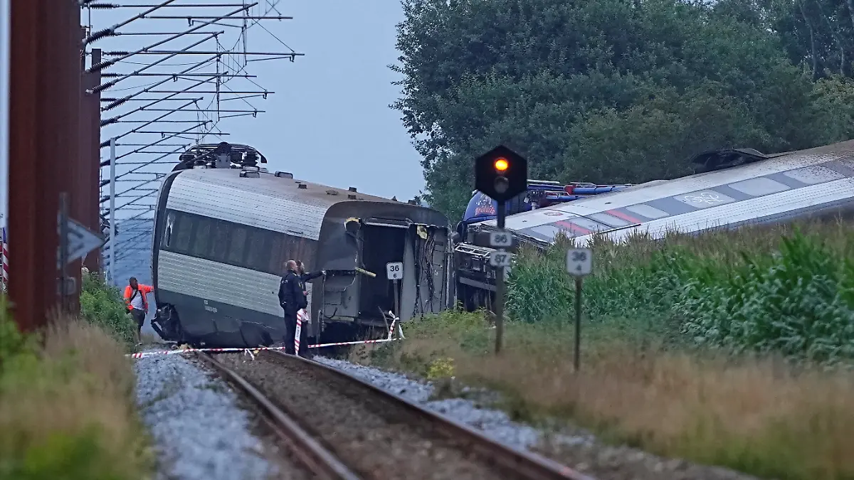 Ein Personenzug mit 95 Menschen und einer Schulklasse an Bord fährt zwischen Kliplev und Tingleff in der Region Südjütland – dann entgleist er plötzlich. Der Vorfall nahe der deutschen Grenze fordert ein Todesopfer.