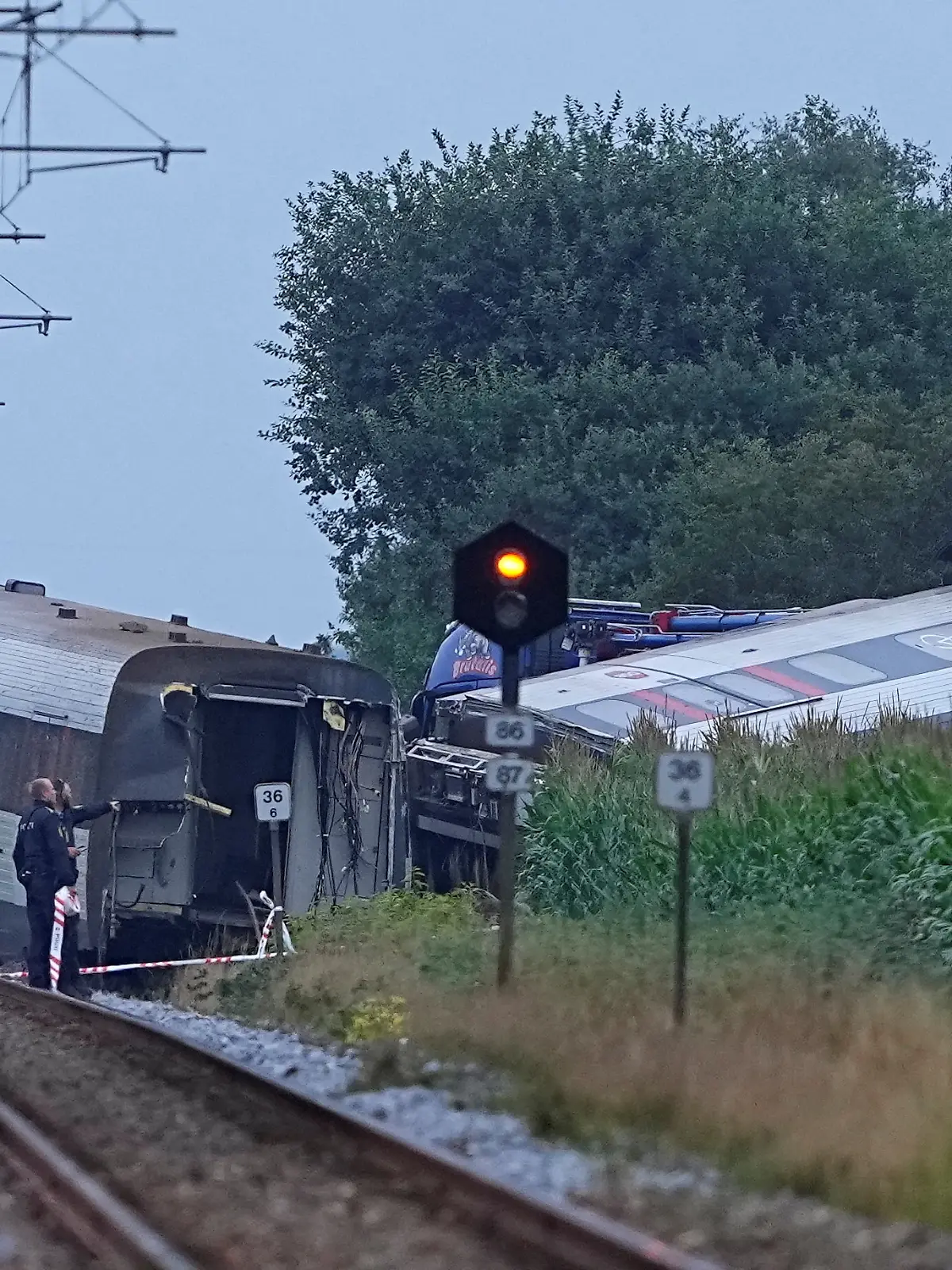 Ein Personenzug mit 95 Menschen und einer Schulklasse an Bord fährt zwischen Kliplev und Tingleff in der Region Südjütland – dann entgleist er plötzlich. Der Vorfall nahe der deutschen Grenze fordert ein Todesopfer.