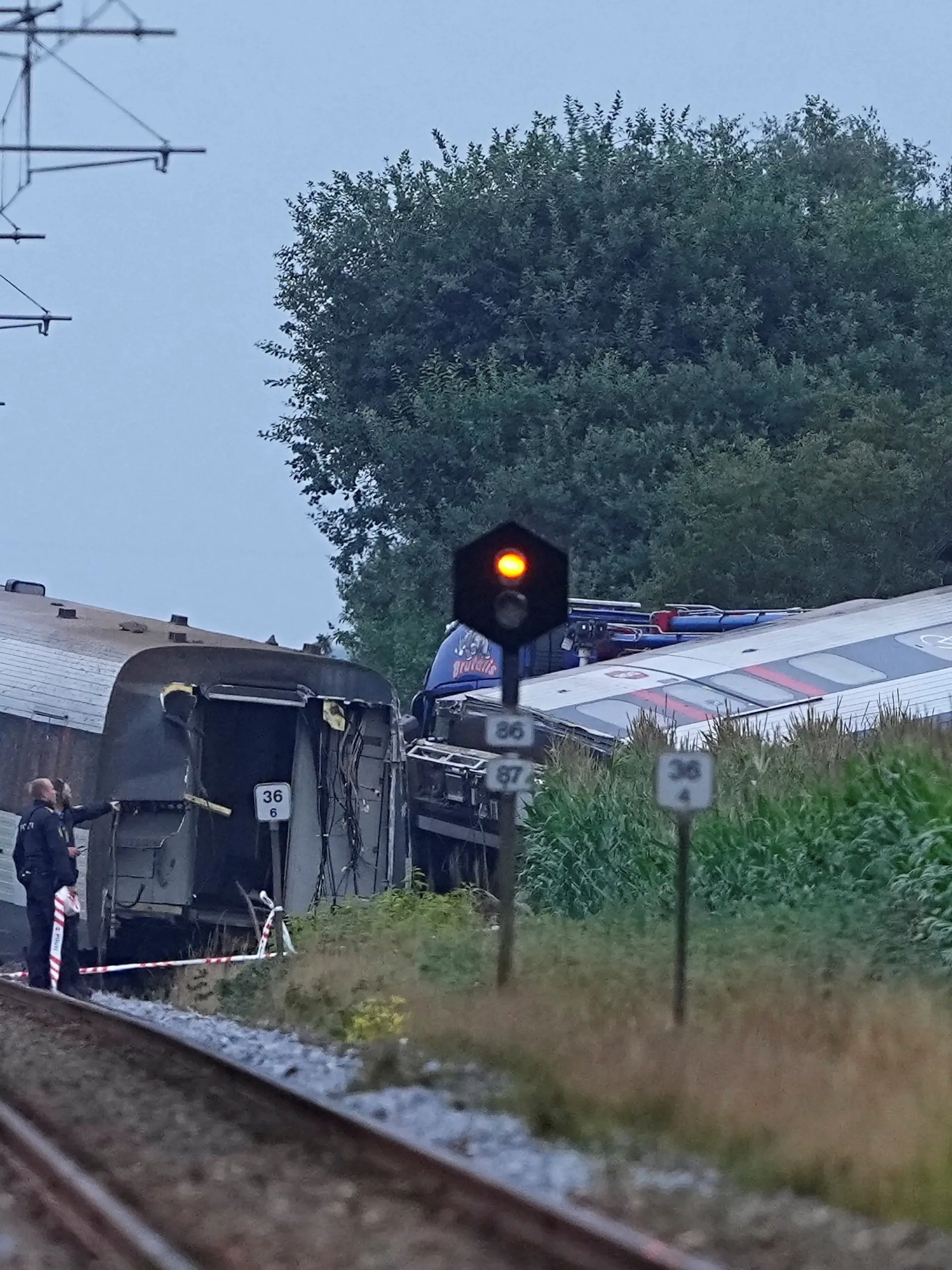 Ein Personenzug mit 95 Menschen und einer Schulklasse an Bord fährt zwischen Kliplev und Tingleff in der Region Südjütland – dann entgleist er plötzlich. Der Vorfall nahe der deutschen Grenze fordert ein Todesopfer.
