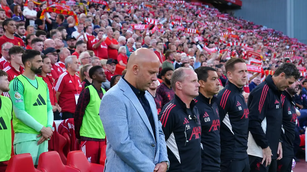 Liverpool-Trainer Arne Slot und seine Kollegen bei der Schweigeminute für Diogo Jota im Stadion Anfield.