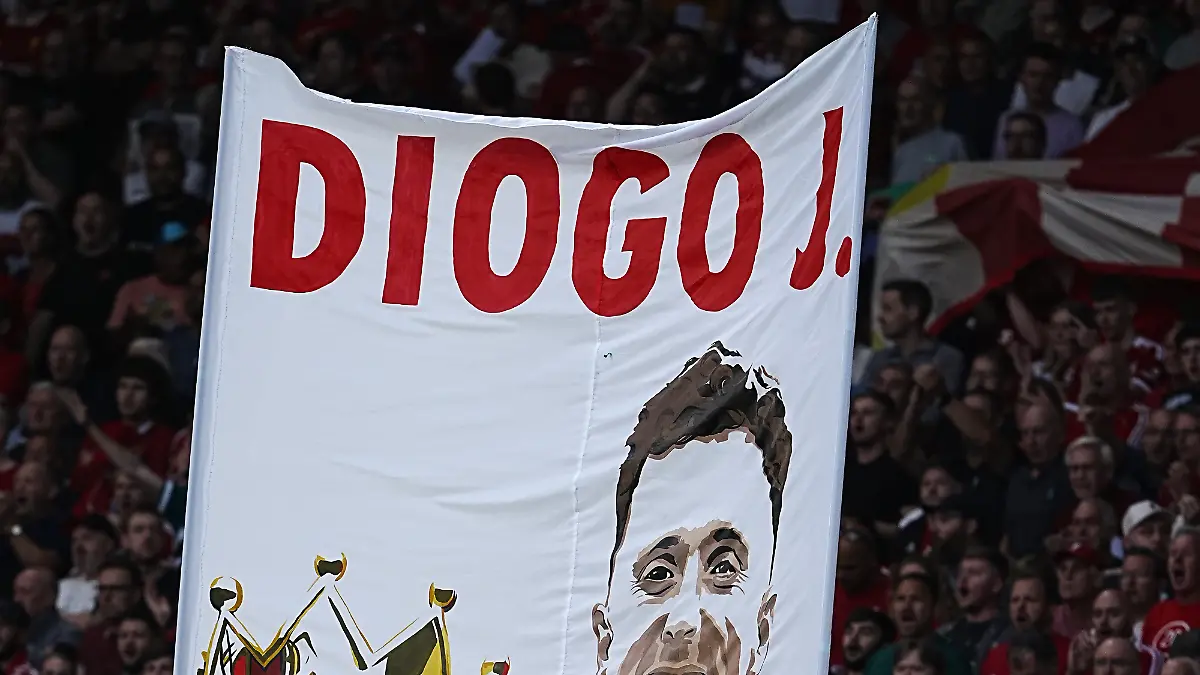 Im Stadion Anfield ist am Freitagabend ein Name präsent: Diogo Jota (†28).