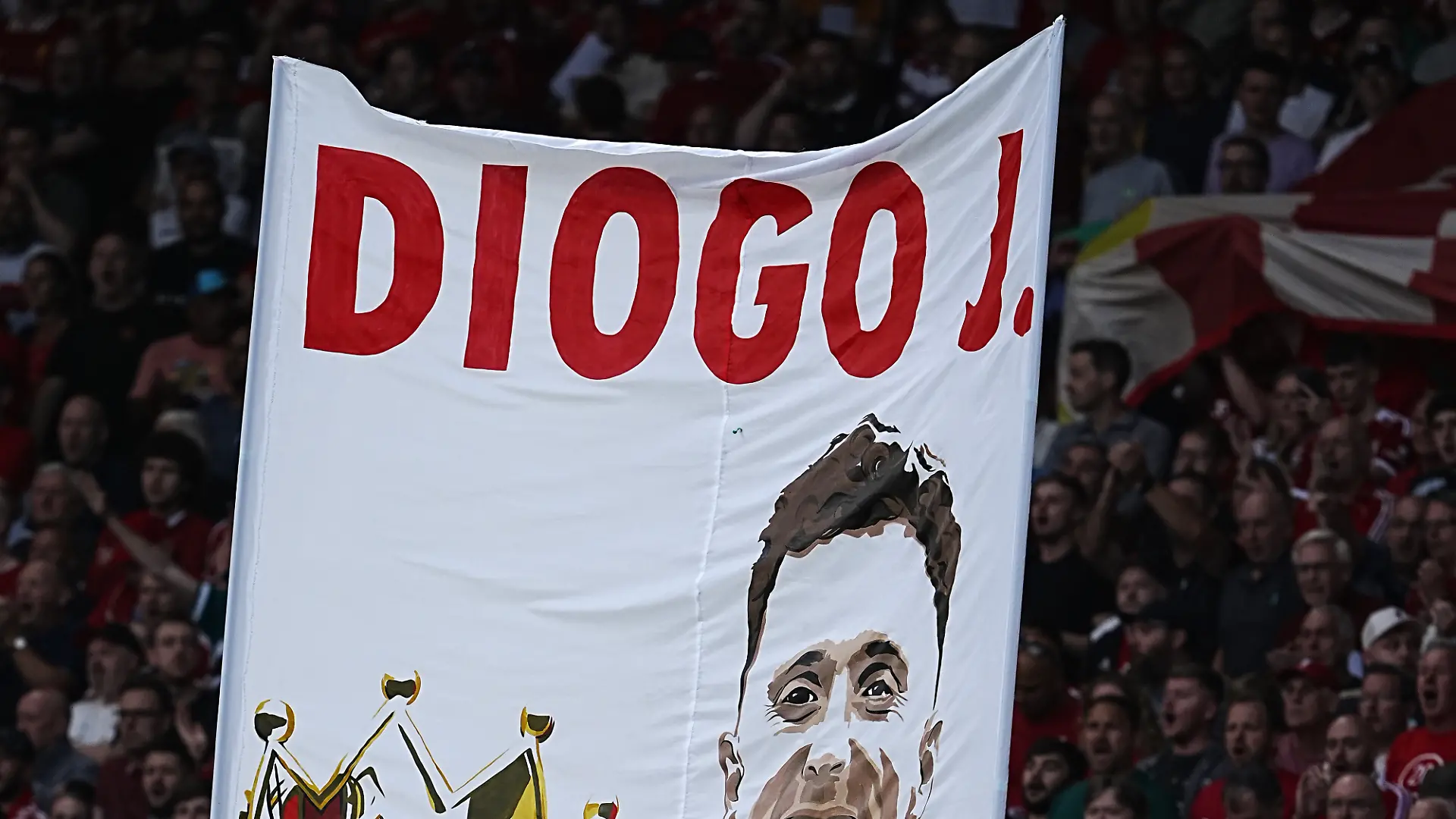 Im Stadion Anfield ist am Freitagabend ein Name präsent: Diogo Jota (†28).