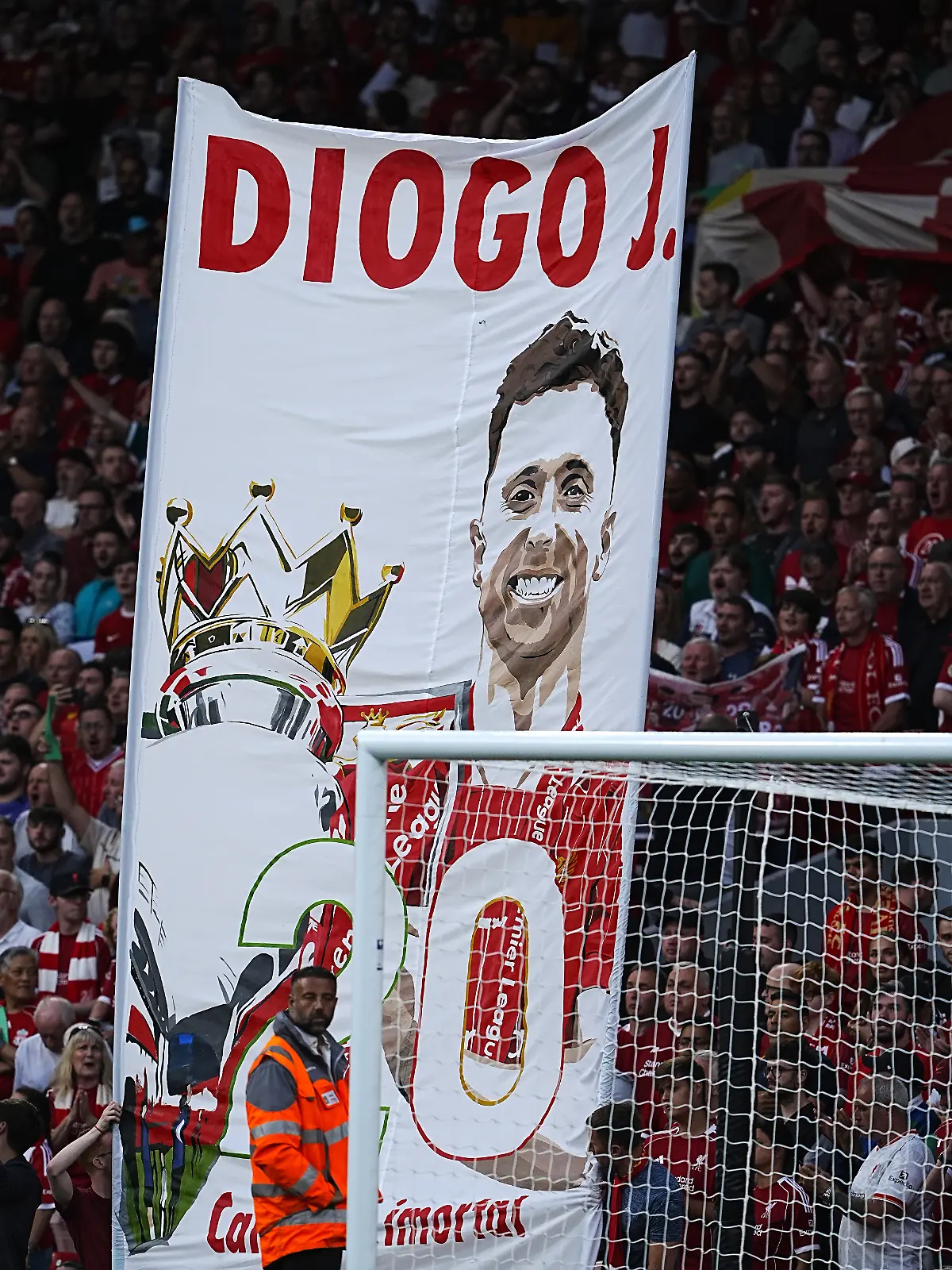 Im Stadion Anfield ist am Freitagabend ein Name präsent: Diogo Jota (†28).
