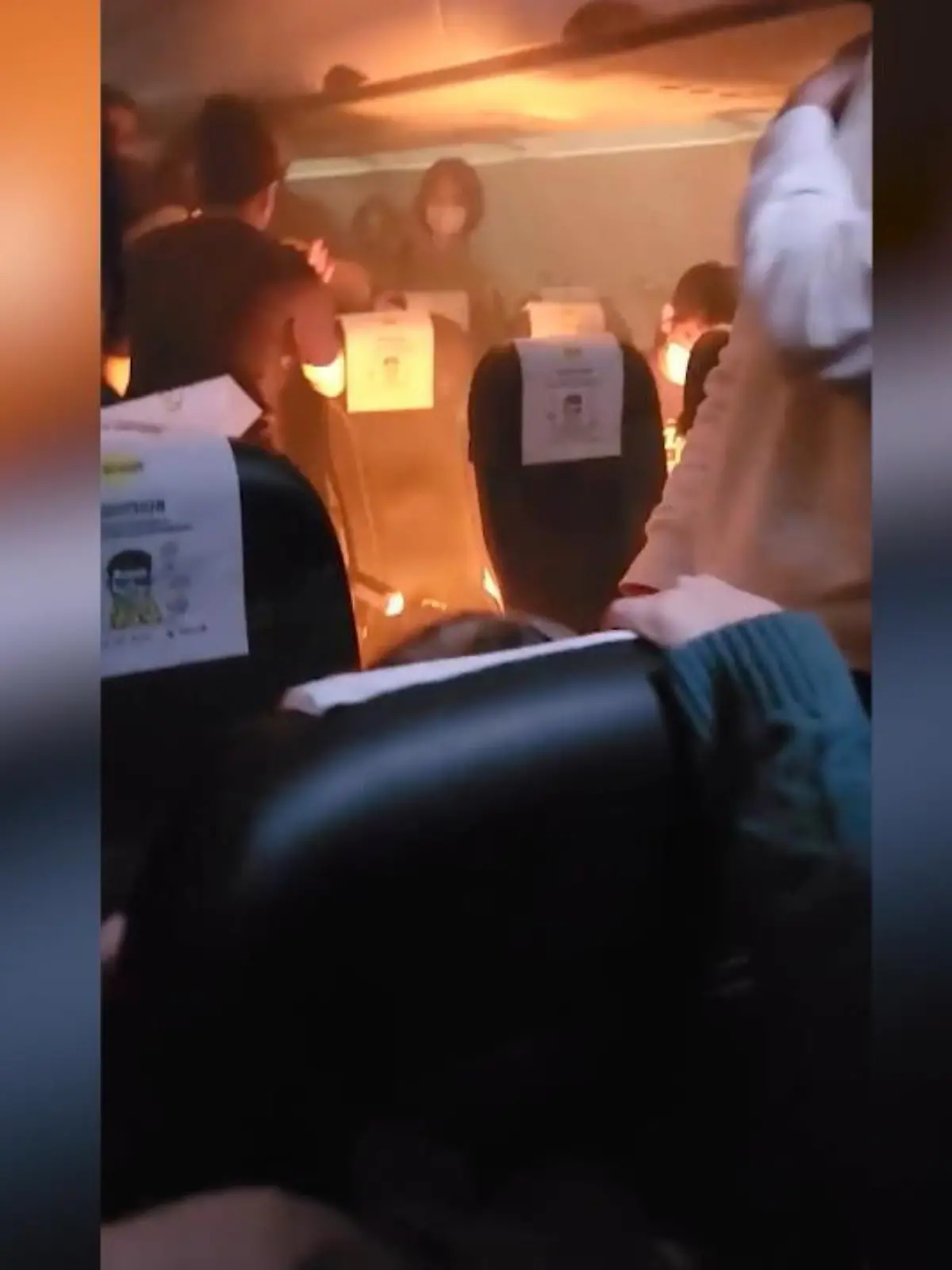 Plötzlich bricht in einem vollbesetzten Flugzeug ein Feuer aus. Die Passagiere geraten in Panik, schreien - während die Flammen zwischen den Sitzreihen lodern. Berichten zufolge sollte die Maschine auf dem Weg von Taipeh nach Singapur sein, ehe das Feuer ausbrach. Grund dafür soll eine Powerbank gewesen sein, die vor dem Start plötzlich Feuer fing.