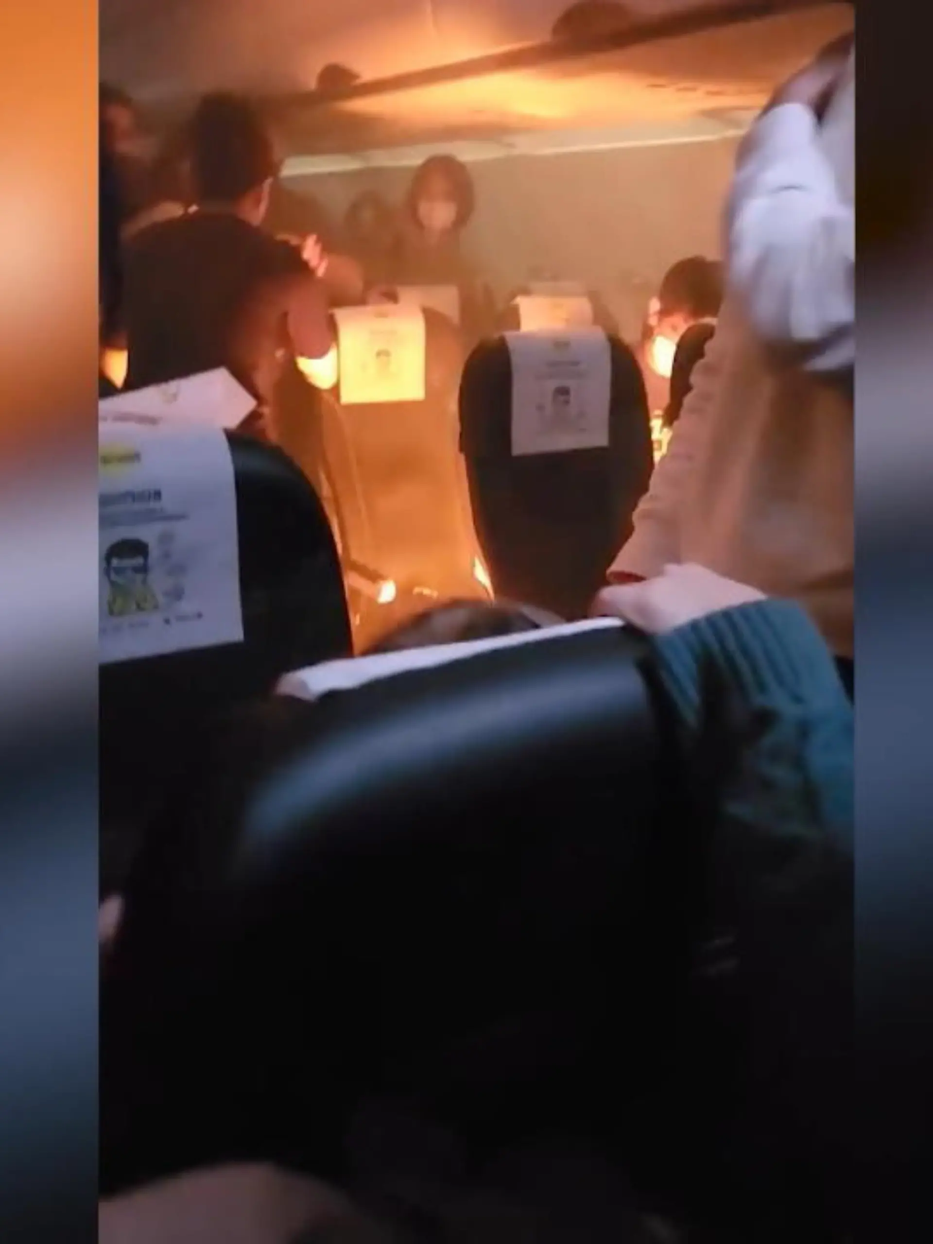 Plötzlich bricht in einem vollbesetzten Flugzeug ein Feuer aus. Die Passagiere geraten in Panik, schreien - während die Flammen zwischen den Sitzreihen lodern. Berichten zufolge sollte die Maschine auf dem Weg von Taipeh nach Singapur sein, ehe das Feuer ausbrach. Grund dafür soll eine Powerbank gewesen sein, die vor dem Start plötzlich Feuer fing.