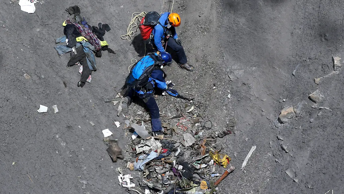 epa04684977 Members of the recovery team collect debris and find the second black box as they resume at the crash site of the Germanwings Airbus A320 in the French Alps, above the town of Seyne-les-Alpes, southeastern France, 29 March 2015. Search crews resumed helicopter flights to the remote mountainside where Germanwings Flight 4U 9525 from Barcelona to Duesseldorf crashed after a rapid descent, killing all 150 people aboard on 24 March. EPA/YOAN VALAT +++(c) dpa - Bildfunk+++