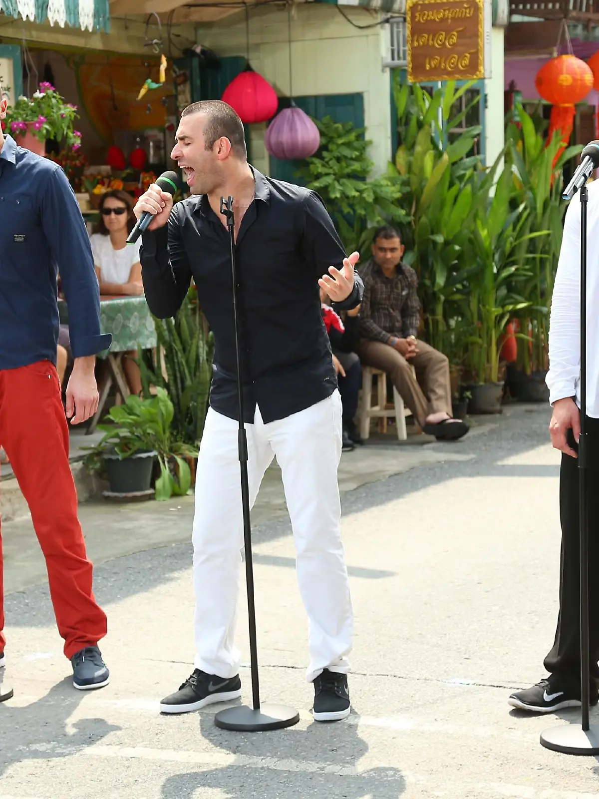 In dem Strassenset in der Soi Somsen in der Altstadt von Bangkok versuchen (v.l.) Sascha Grabowski, Antonio Gerardi und Marcel Kärcher die Jury von sich zu überzeugen.       Verwendung der Bilder für Online-Medien ausschließlich mit folgender Verlinkung:"Alle Infos zu "Deutschland sucht den Superstar" im Special bei RTL.de: www.rtl.de/cms/sendungen/superstar.html